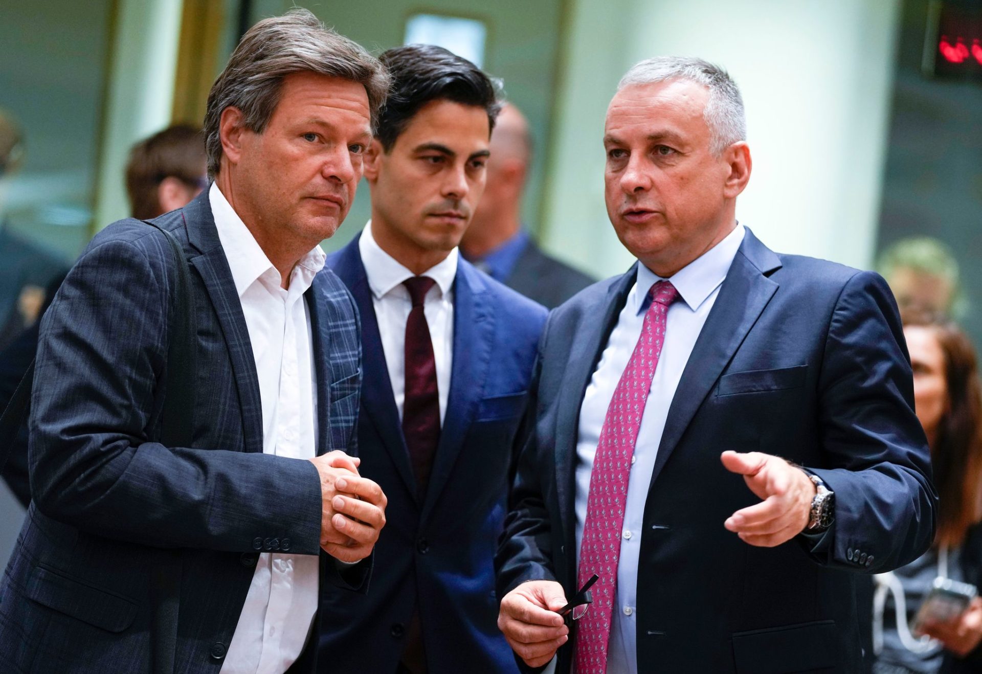 De Europese ministers van Energie willen op 13 december een akkoord vinden over de invoering van een gasprijsplafond. Op de foto: de Duitse minister Robert Habeck (l), zijn Nederlandse collega Rob Jetten (m) en de Tsjechische voorzitter van de ministerraad Jozef Sikela (r). - Foto: Foto: Virginia Mayo/AP/dpa