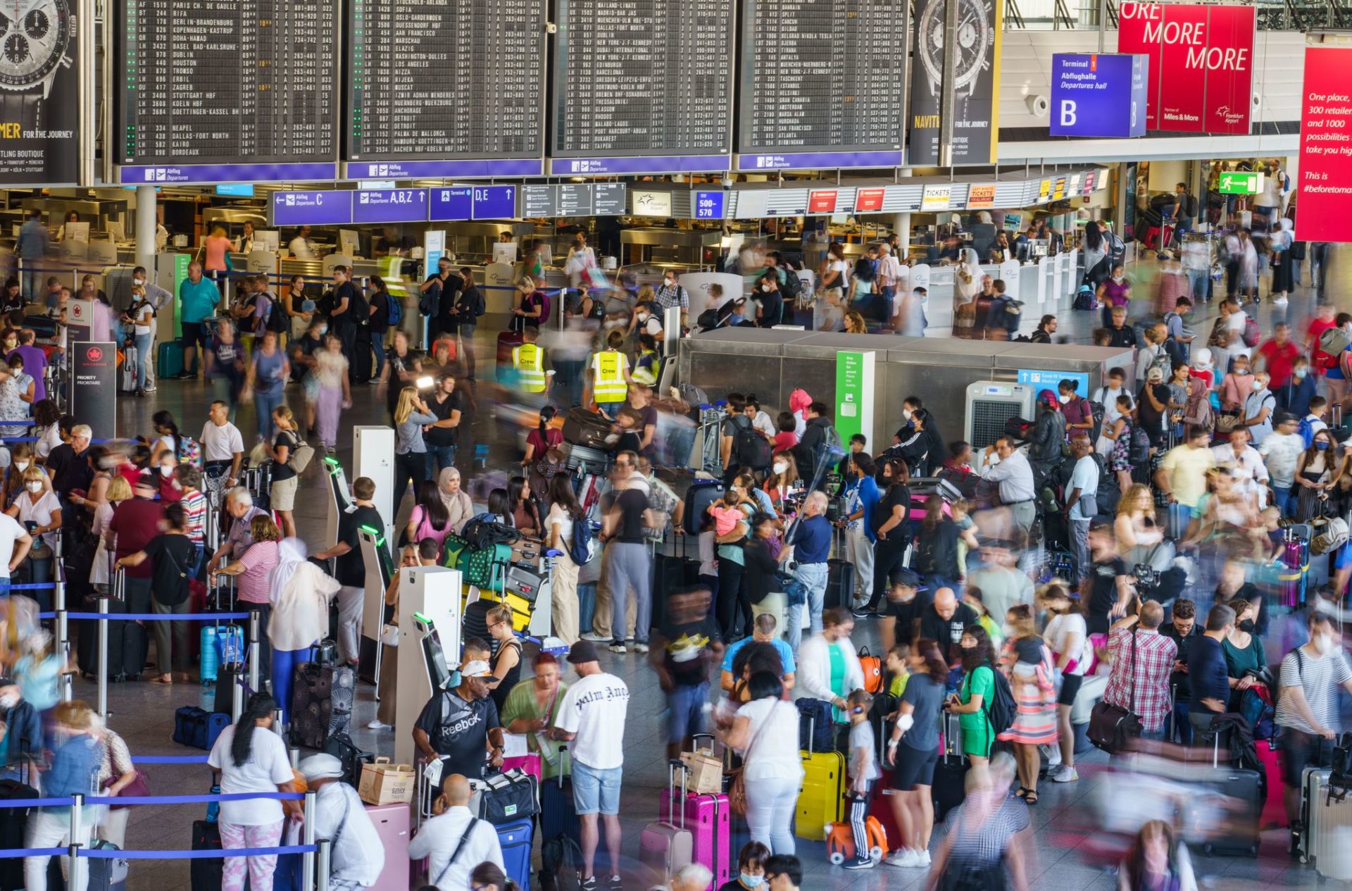 Reisende warten in langen Schlangen am Check-In des Frankfurter Flughafens.