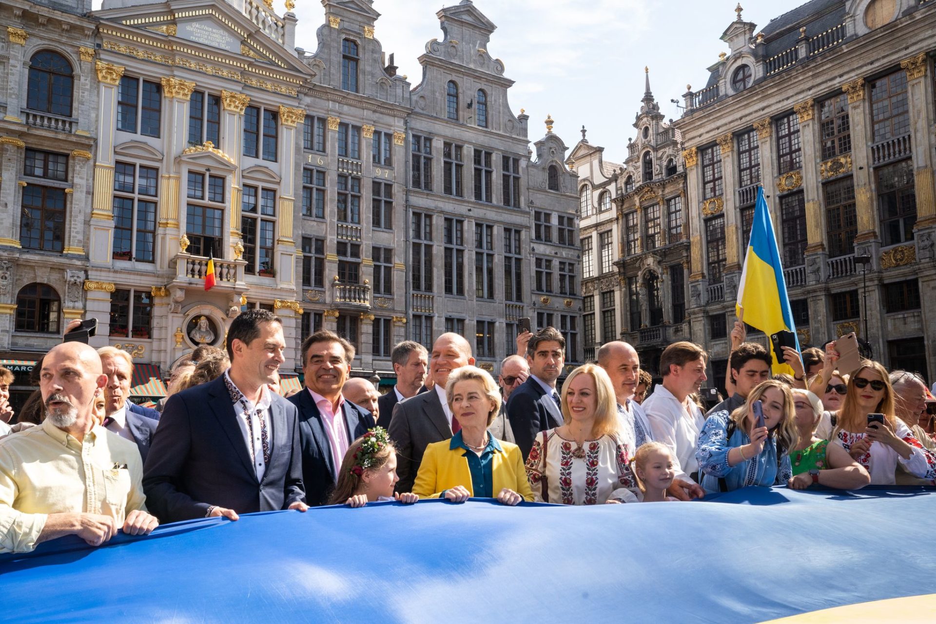 Von der Leyen onthult grote Oekraïense vlag op Brusselse Grote Markt