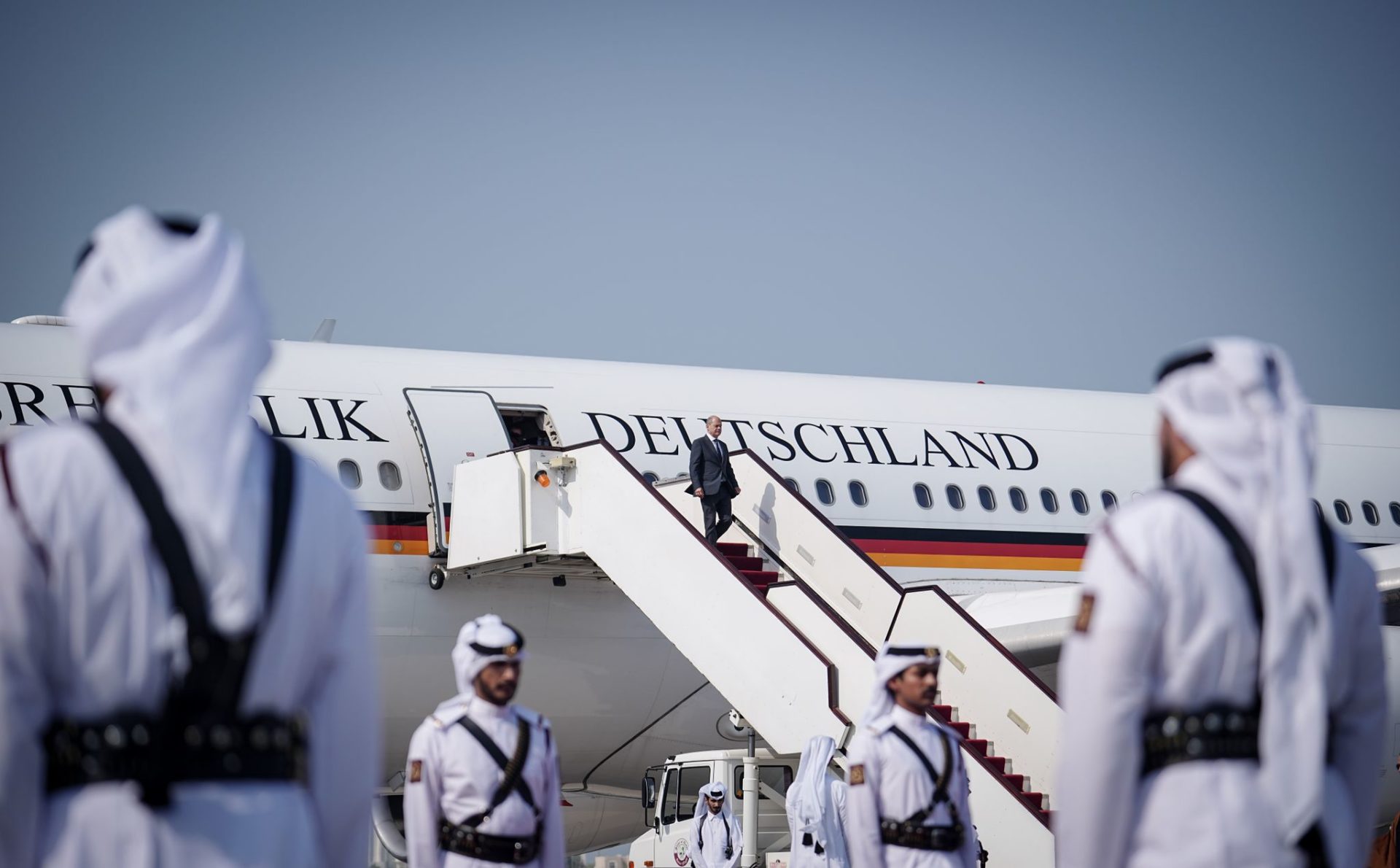 Bundeskanzler Olaf Scholz (SPD) geht auf dem Flughafen von Doha die Gangway am Airbus A340 der Luftwaffe hinunter. Nach Saudi-Arabien und den Vereinigten Arabischen Emirate ist Katar die letzte Station der Reise.