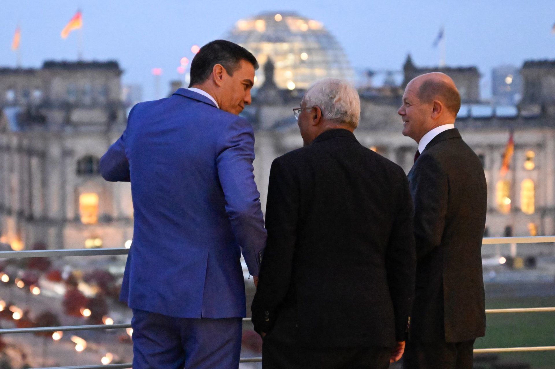 Bundeskanzler Olaf Scholz (SPD, r) unterhält sich mit Pedro Sánchez (l), Ministerpräsident von Spanien, und António Costa, Premierminister von Portugal, auf einem Balkon des Bundeskanzleramtes. Scholz war mit Sánchez und Costa zu einem Gespräch im Bundeskanzleramt zusammengetroffen.