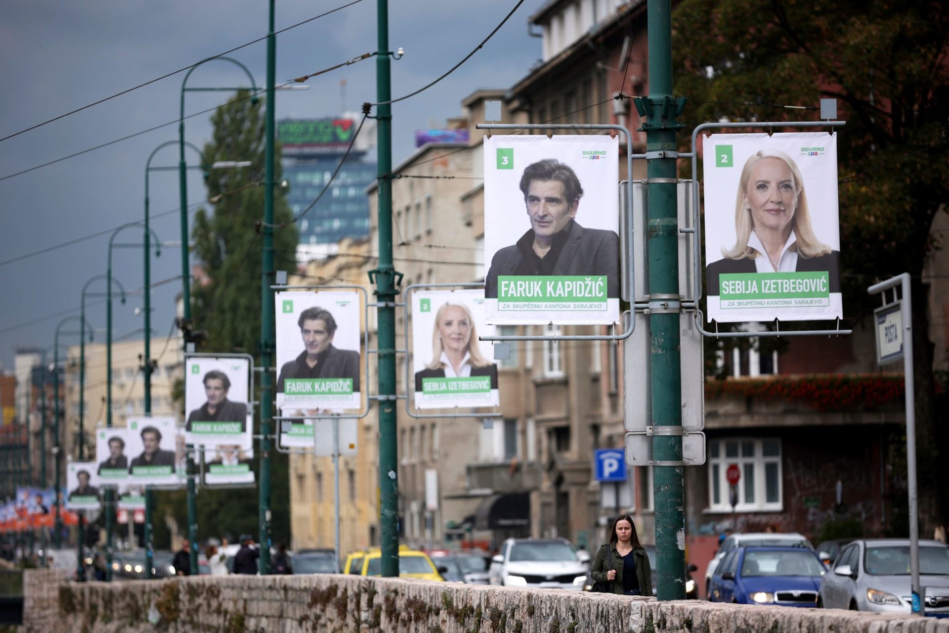 Eine Frau geht an Wahlplakaten der Kandidaten der Partei der Demokratischen Aktion (SDA) in Sarajewo, Bosnien, vorbei. Am 2. Oktober finden in Bosnien die Parlamentswahlen statt.