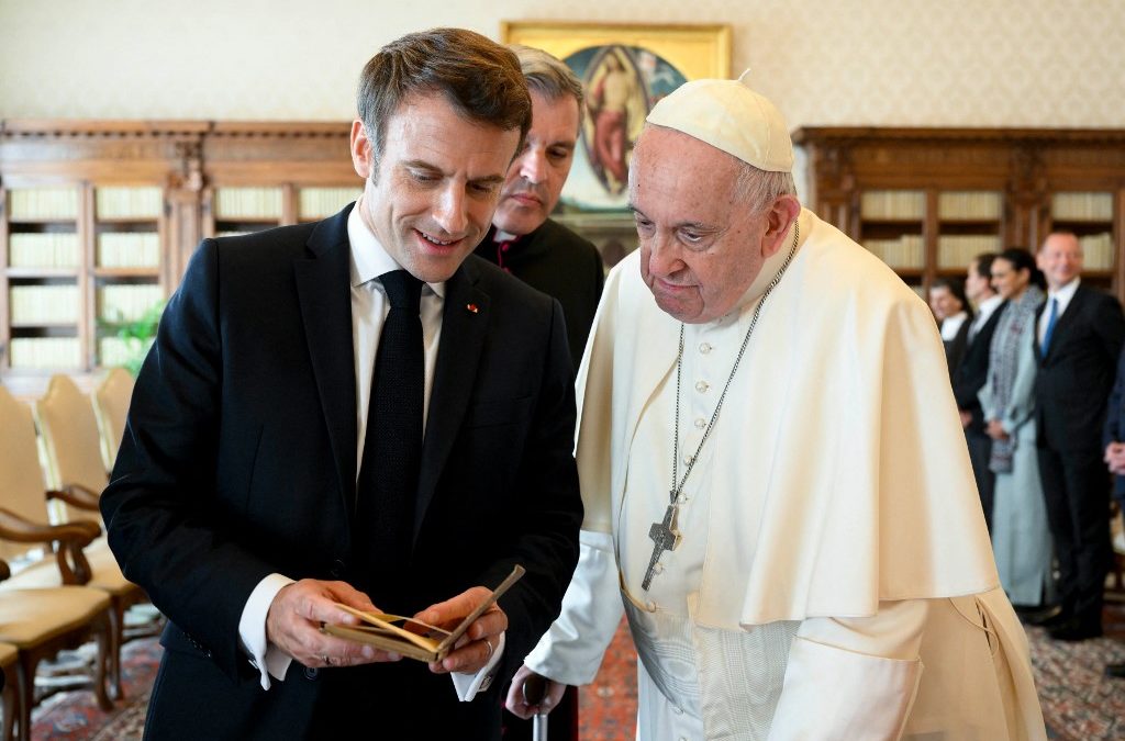 Le livre offert au pape par Emmanuel Macron était déjà présent en France avant la Seconde Guerre mondiale