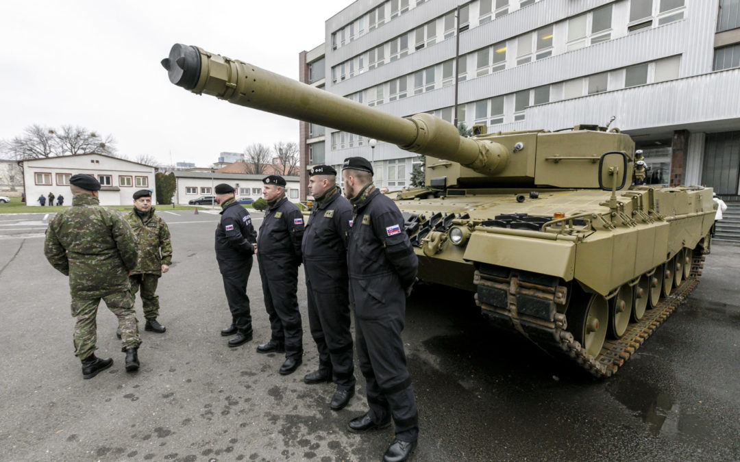 Slovensko si prevzalo prvý z 15 tankov Leopard od Nemecka