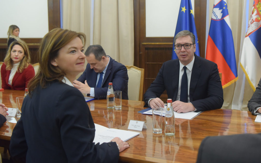 Slovenija zadovoljna z evropskim dogovorom glede cen plina, Fajonova v Srbiji in Črni gori o evropski perspektivi