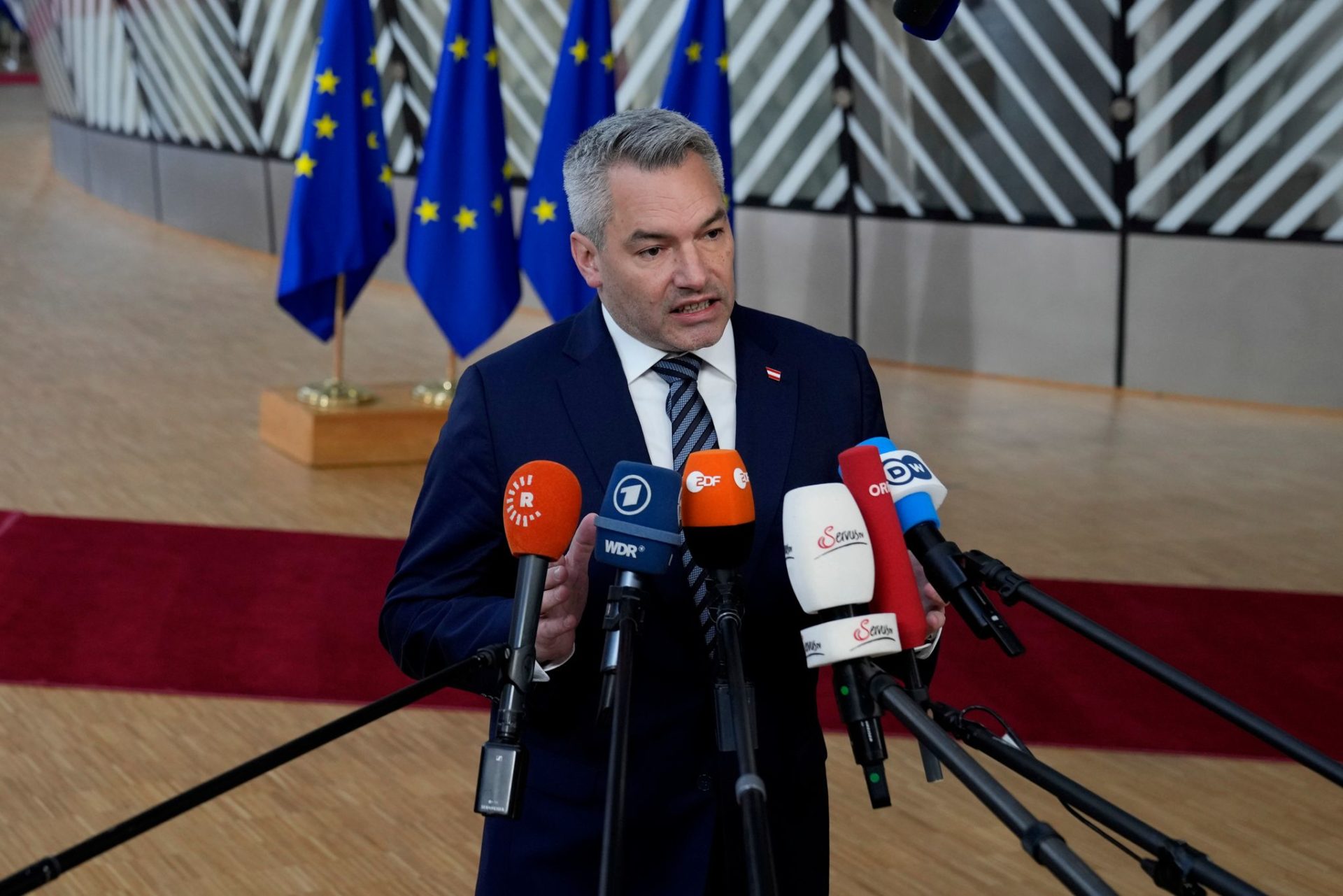 Europe in brief: Austria calls for barriers at EU external borders, corruption allegations in the EU parliament, EU agrees on lifting visa requirements for Kosovo’s citizens and the 27 Member States can’t agree on a price cap on imported gas