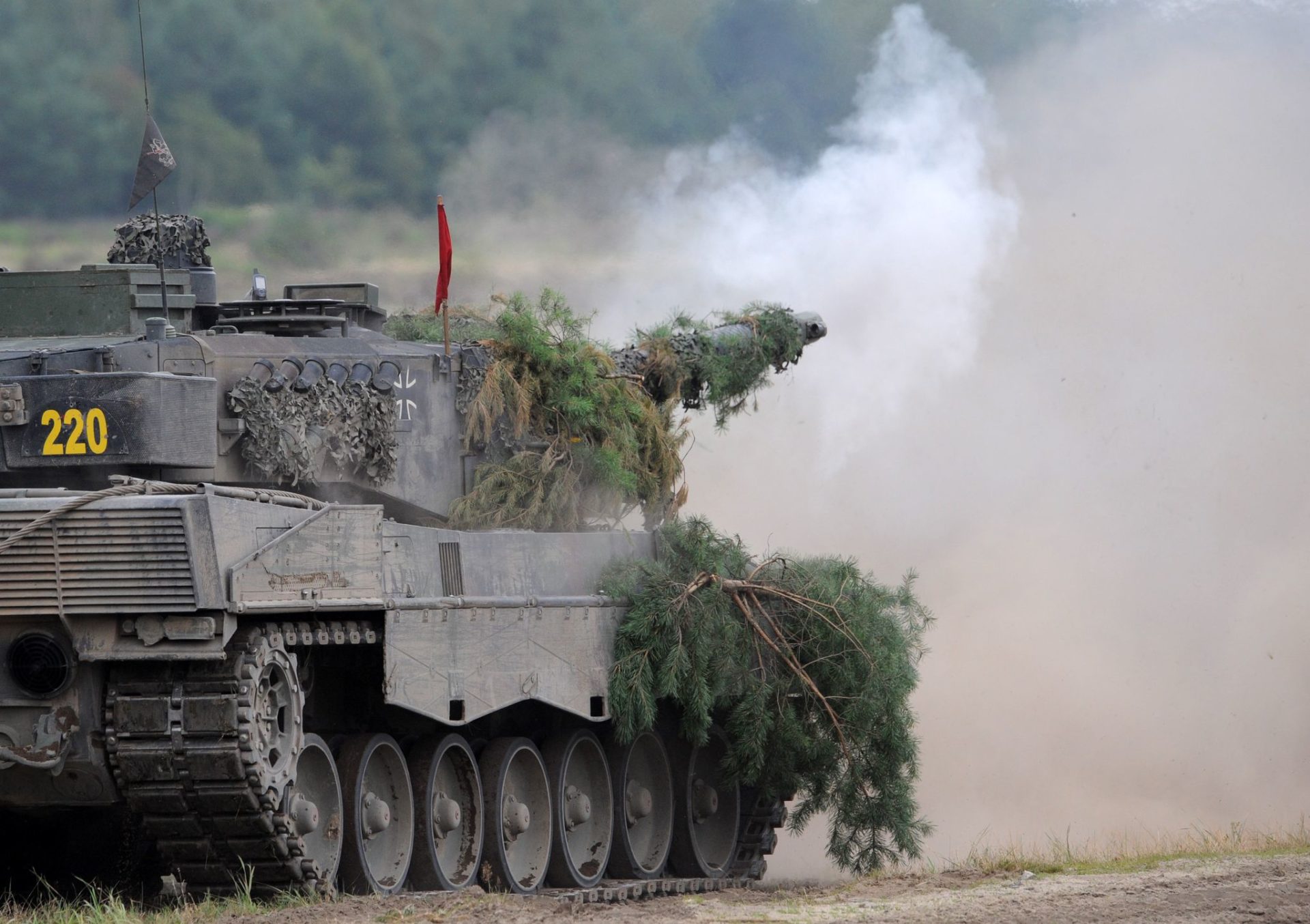 Ein Panzer Leopard 2A6 des Panzerlehrbataillones 93 der Bundeswehr schießt während eines Ausbildungsschießens auf dem Truppenübungsplatz Oberlausitz. Deutschland will in einem ersten Schritt 14 Leopard-Kampfpanzer des Typs 2A6 aus den Beständen der Bundeswehr in die Ukraine liefern. Das kündigte Regierungssprecher Hebestreit am Mittwoch in einer Mitteilung an.