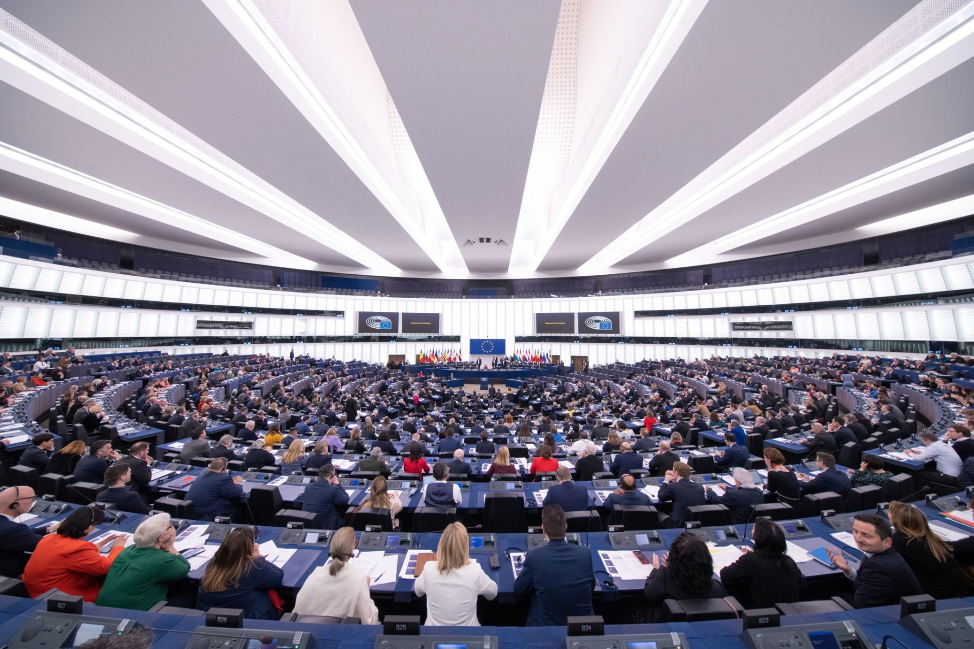 Auf diesem vom Europäischen Parlament zur Verfügung gestellten Bild nehmen Parlamentarier an einer Plenarsitzung teil. Die EU soll nach dem Willen des Europäischen Parlaments möglichst schnell dem Abkommen zur Bekämpfung von Gewalt gegen Frauen beitreten.