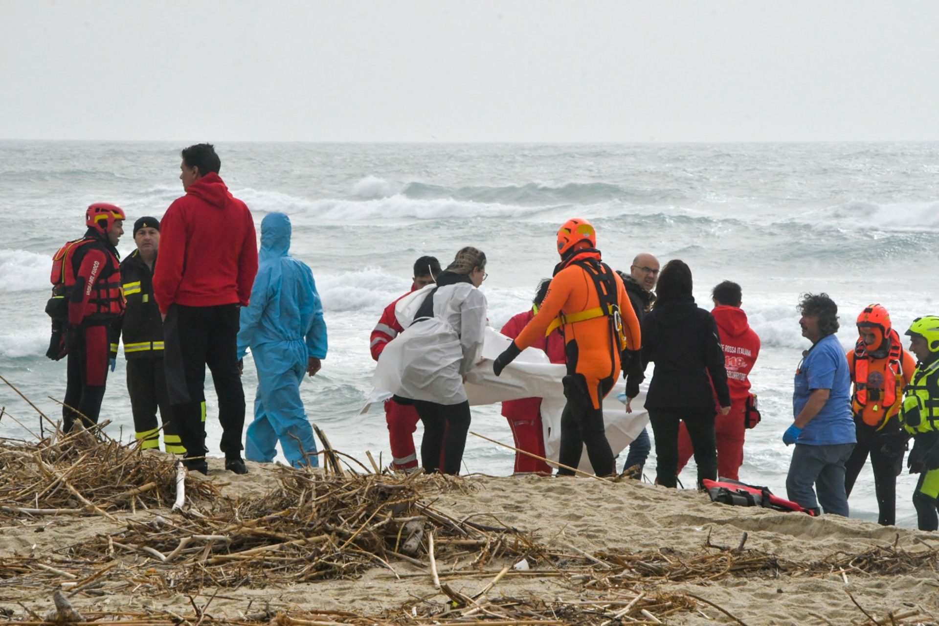 Rettungskräfte bergen eine Leiche an einem Strand in der Nähe von Cutro, Süditalien, nachdem ein Boot mit Migranten bei rauer See auseinandergebrochen war. Bei einem Bootsunglück mit Migranten an der süditalienischen Küste sind Medienberichten zufolge mehrere Menschen ums Leben gekommen.