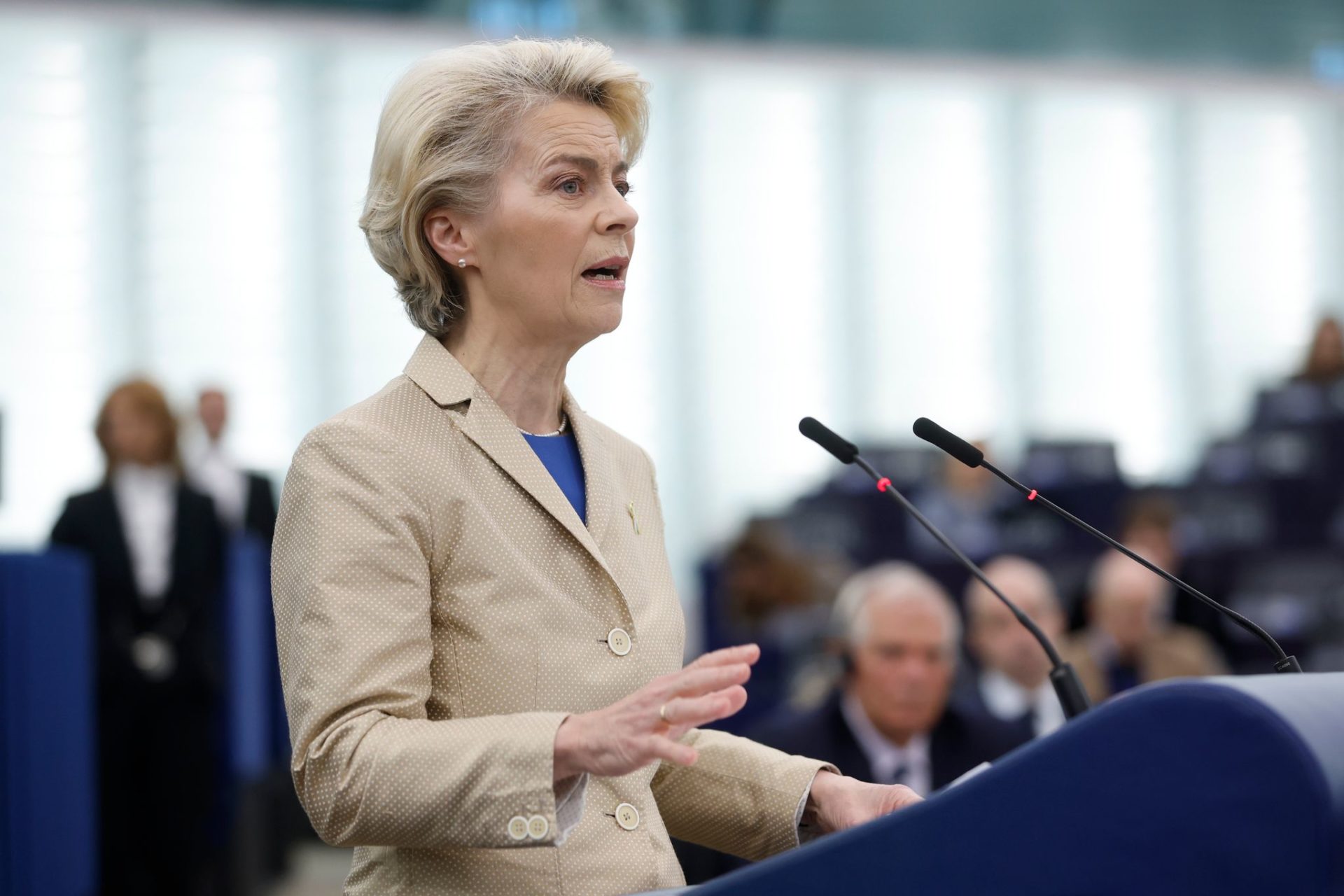 Die Präsidentin der Europäischen Kommission, Ursula von der Leyen spricht bei einer Sitzung zum Thema "Ein Jahr nach dem Einmarsch Russlands in der Ukraine" am Mittwoch im Europäischen Parlament in Straßburg.