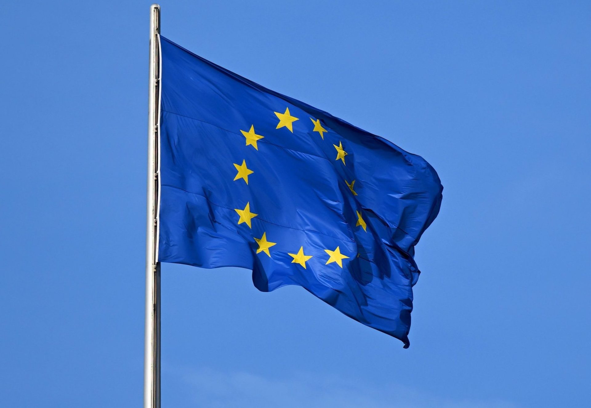 Die Flagge der EU auf dem Reichstag weht im Wind. Die Bundesregierung will gemeinsam mit Dänemark, den Niederlanden, Norwegen und Schweden rund 10 000 sogenannte PFAS-Chemikalien in der EU verbieten.