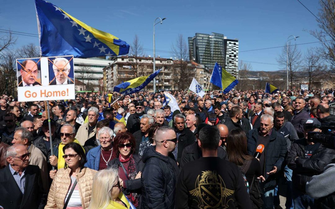 Nekoliko organizacija organiziralo je proteste ispred zgrade u kojoj je smješten Ured visokog predstavnika u Bosni i Hercegovini (OHR) u Sarajevu. (Foto: FENA/Hazim Aljović)