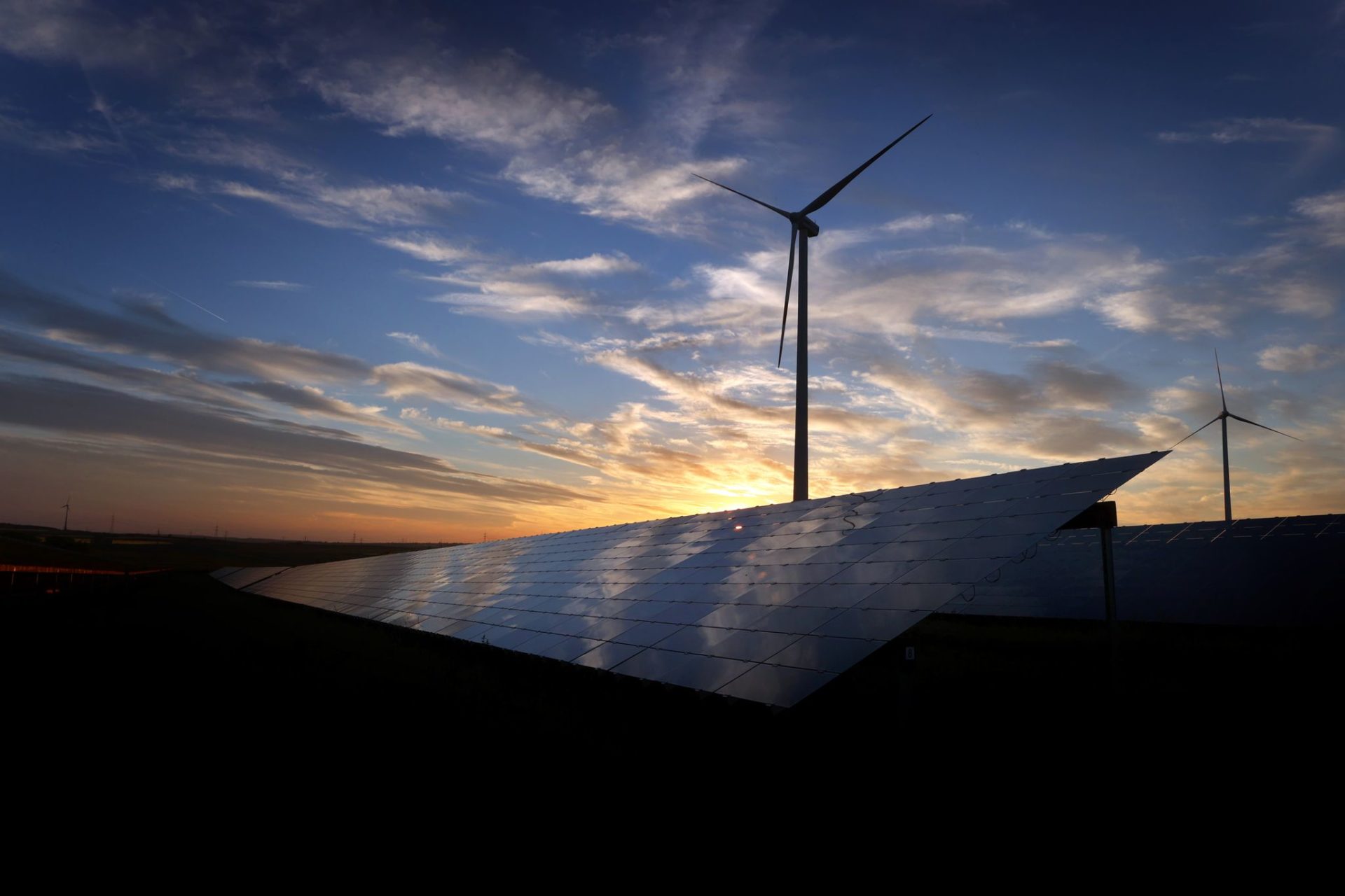 Windräder und eine Solaranlage in Unterfranken. (zu dpa "EU setzt sich höheres Ziel für erneuerbare Energien")