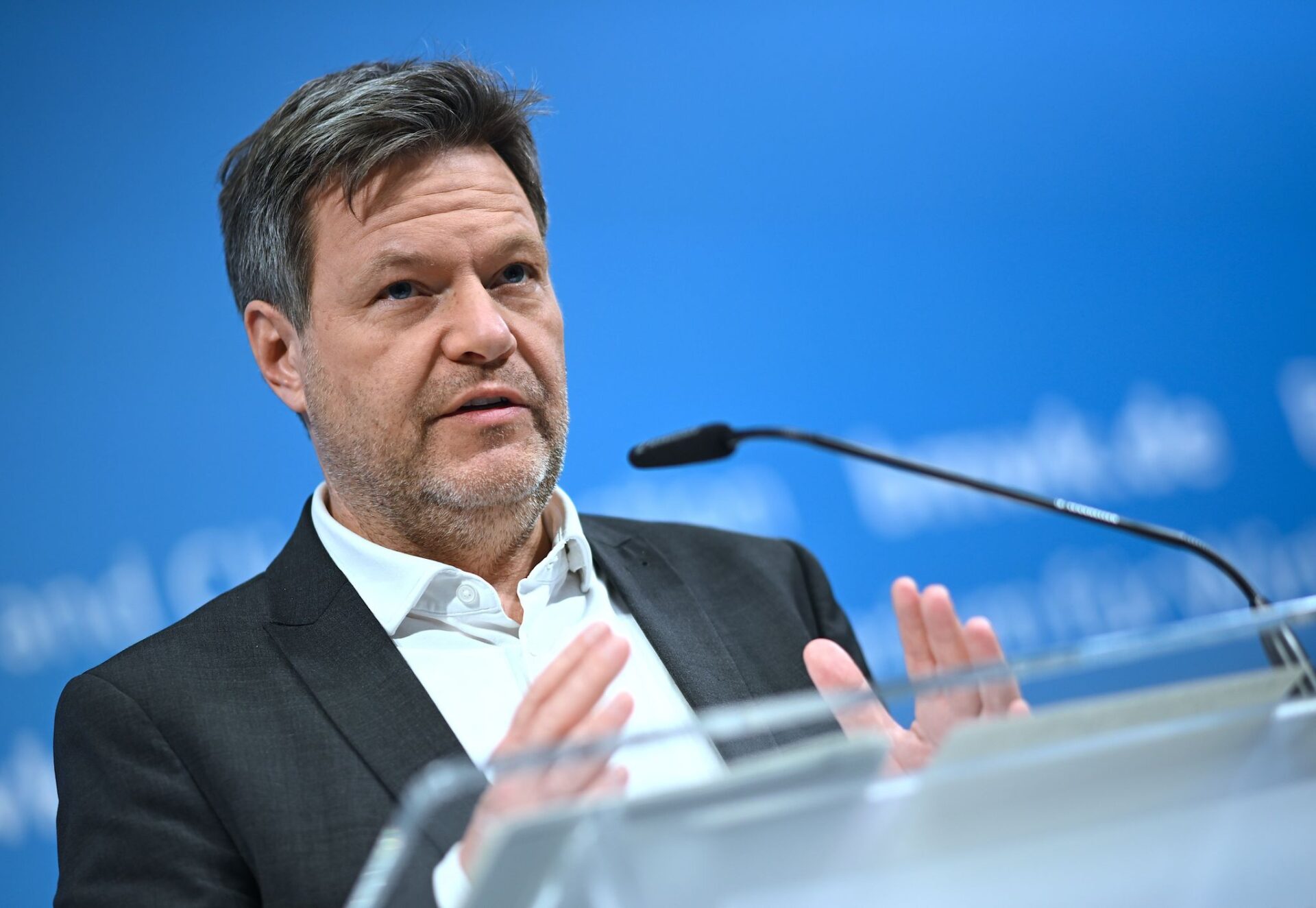 Robert Habeck (Bündnis 90/Die Grünen, l), Bundesminister für Wirtschaft und Klimaschutz, spricht bei einem Pressestatement mit Bundesjustizminister Buschmann zum Kabinettbeschluss zur Novelle des Kartell- und Wettbewerbsrechts. 