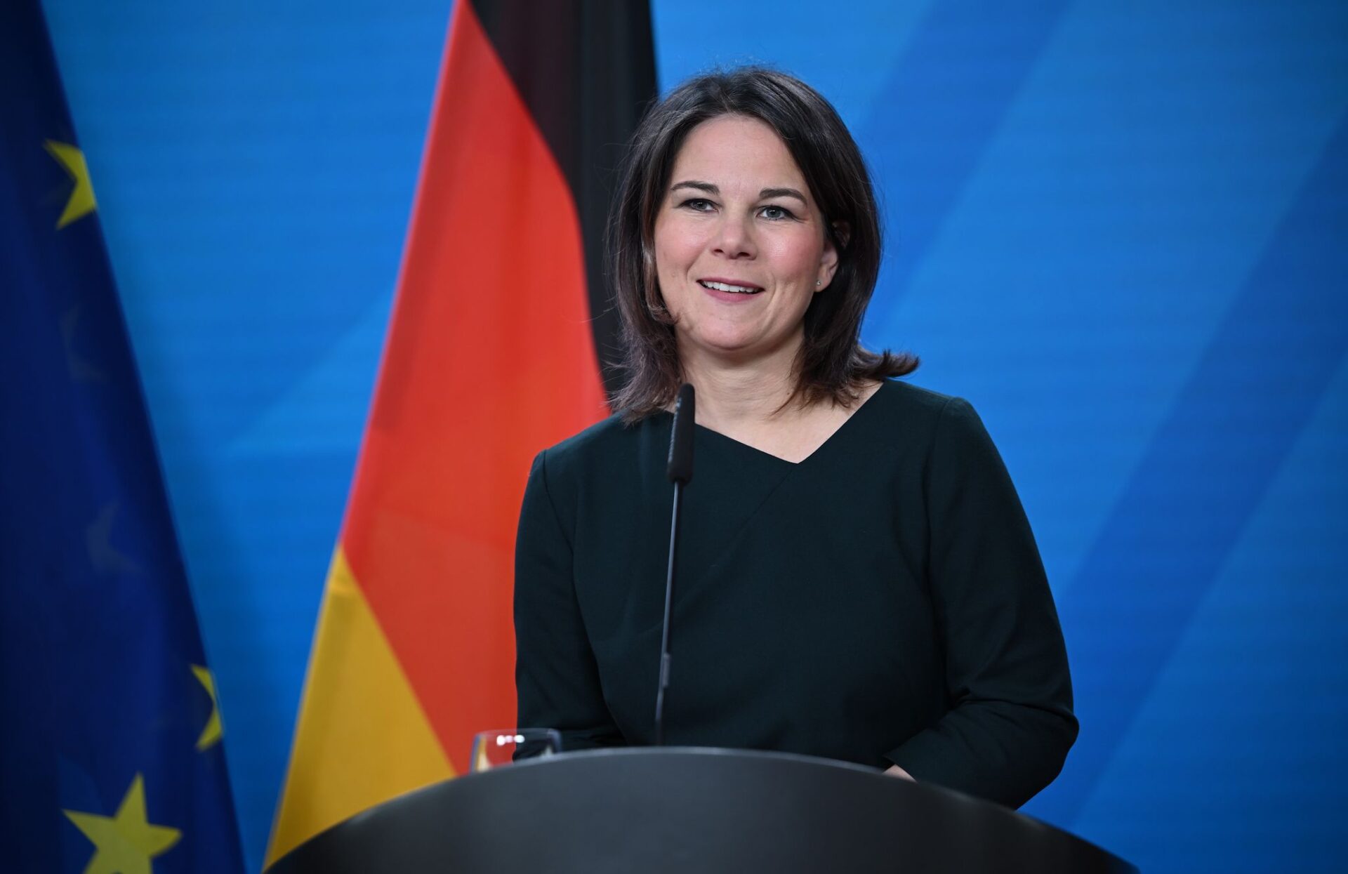 Außenministerin Annalena Baerbock während einer Pressekonferenz mit ihrem jordanischer Amtskollege. Baerbock beginnt an diesem Donnerstag (ca. 8.00 Uhr) in der Hafenstadt Tianjin ihren Antrittsbesuch in China. (zu dpa: "Außenministerin Baerbock beginnt China-Reise in Hafenstadt Tianjin")