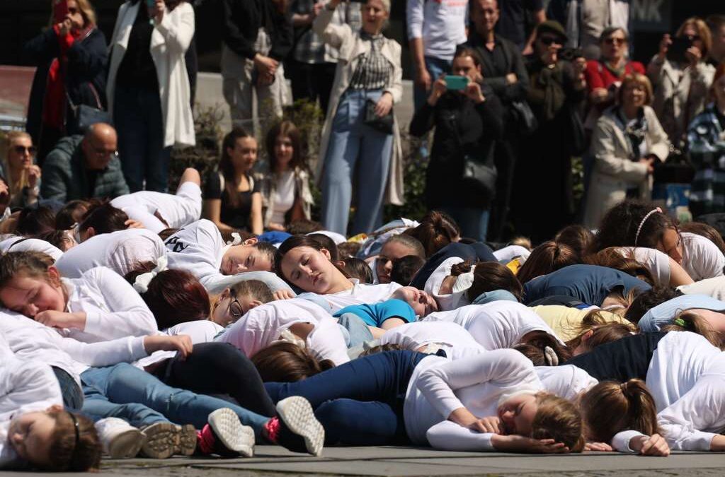 Performans na Trgu djece Sarajeva u znak sjećanja na ubijenu djecu opkoljenog Sarajeva u periodu 1992-1995. godine. (Foto: FENA/Hazim Aljović)