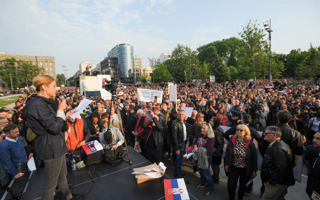 Učesnici protesta blokirali Brankov most, traže ostavku Vučića