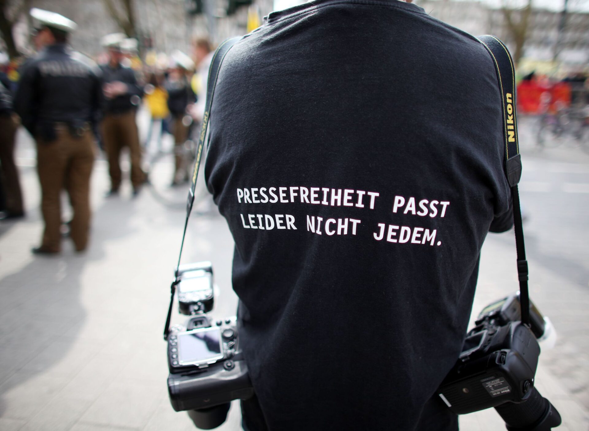 Ein Fotograf trägt am Rande einer Demonstration ein T-Shirt mit einem Slogan für die Pressefreiheit. (Zu dpa «EU-Länder wollen Journalisten besser vor Schikane-Klagen schützen»)