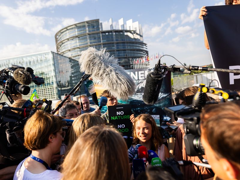 Greta Thunsberg in Straßburg inmitten von Medienvertretern.