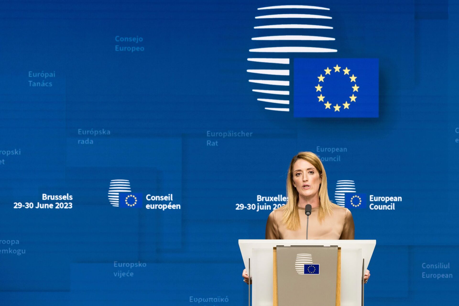 Roberta Metsola, Präsidentin des Europäischen Parlaments, spricht während einer Pressekonferenz anlässlich eines EU-Gipfels im Gebäude des Europäischen Rates. Die europäischen Staats- und Regierungschefs treffen sich zu einem zweitägigen Gipfel, um über die Ukraine, die Migration und die Wirtschaft zu diskutieren.