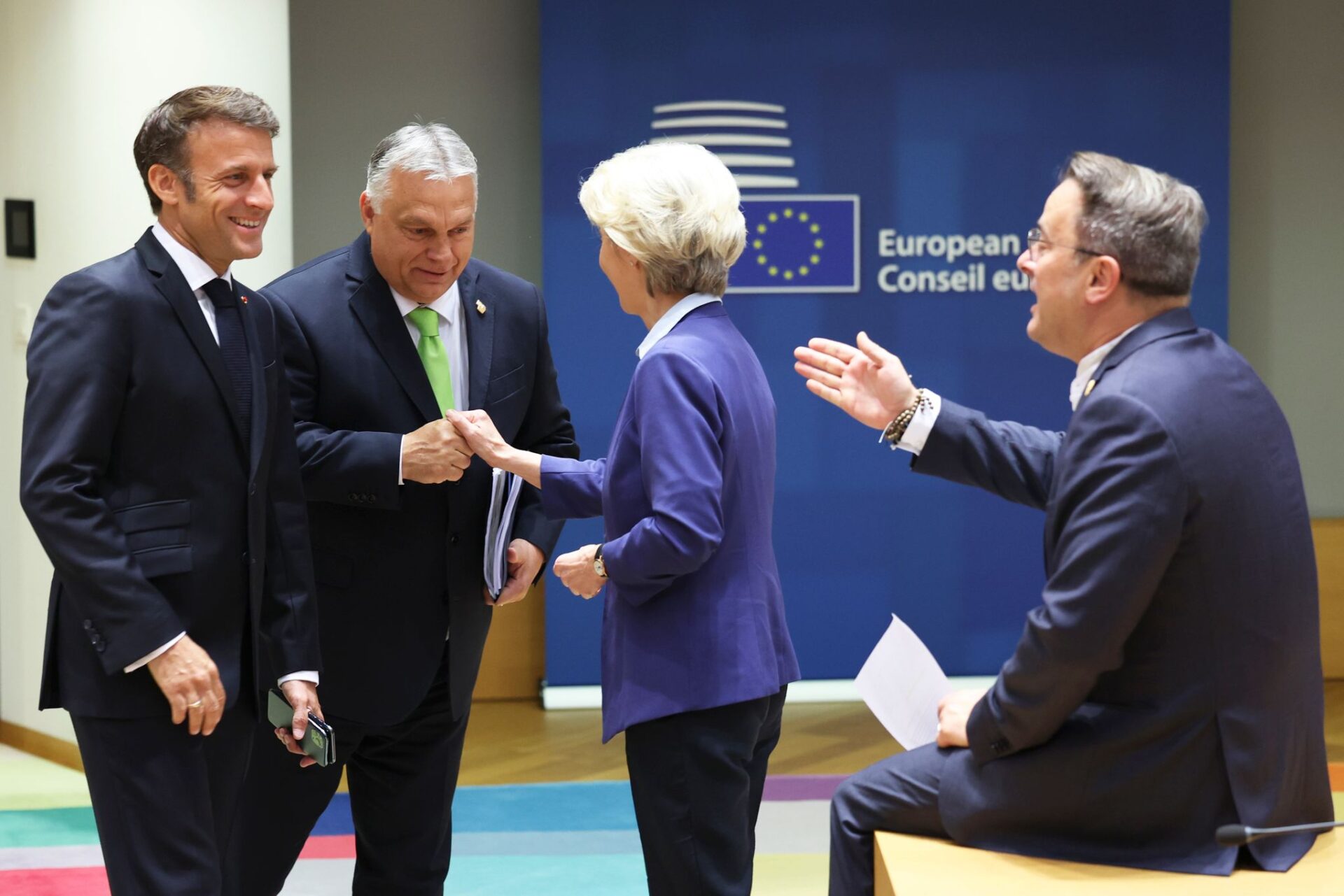 De Hongaarse premier Viktor Orban groet Europees Commissievoorzitter Ursula von der Leyen. - Foto: