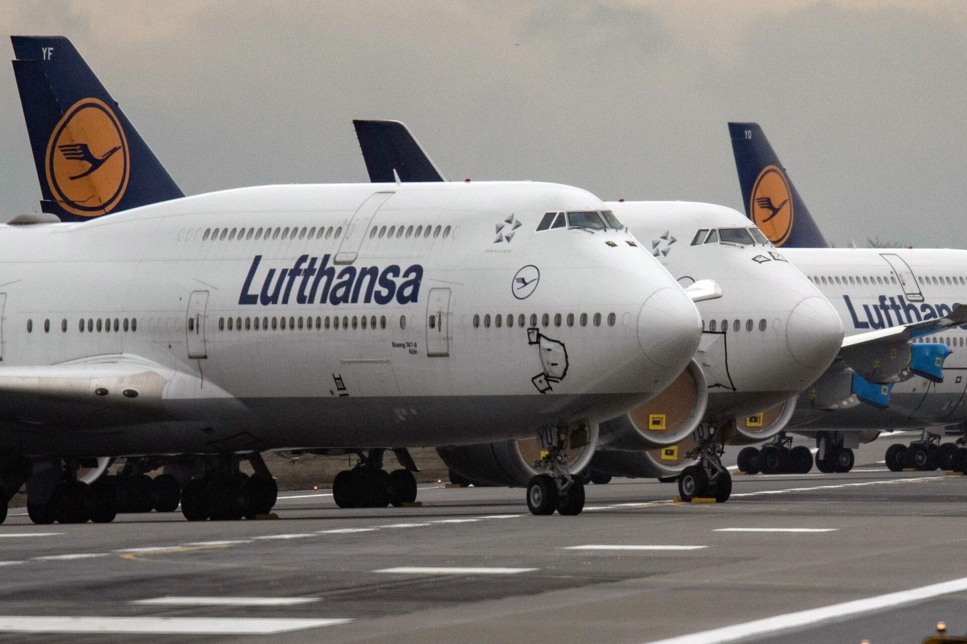 Lufthansa-Jets vom Typ Boeing 747 stehen auf der Landebahn Nordwest des Flughafens Frankfurt. Der juristische Streit um die milliardenschweren Corona-Staatshilfen für die Lufthansa geht weiter.