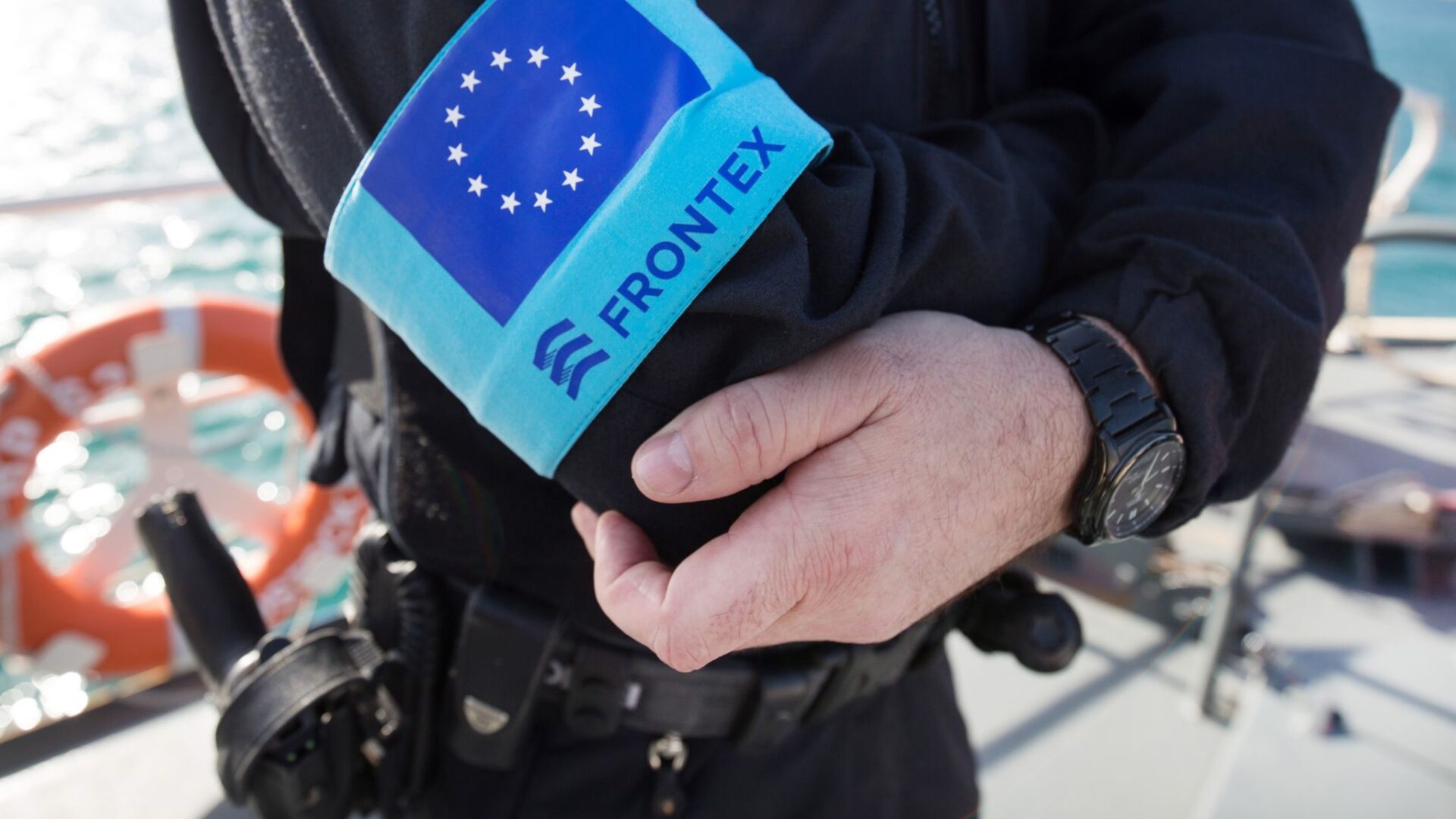 Ein Polizist der EU-Grenzschutzagentur Frontex steht im Hafen der Insel Samos auf dem Vordeck eines Streifenboots vor einer Erkundungsfahrt. Nach dem Schiffsunglück in Griechenland mit mehreren Hundert Toten will die europäische Bürgerbeauftragte die Rolle der EU-Grenzschutzagentur Frontex untersuchen. «Es wurde berichtet, dass Frontex im vorliegenden Fall die griechischen Behörden auf die Anwesenheit des Schiffes aufmerksam gemacht und Hilfe angeboten hat, aber es ist nicht klar, was Frontex darüber hinaus hätte unternehmen können oder sollen,» teilte O’Reilly am Mittwoch in Brüssel mit.
