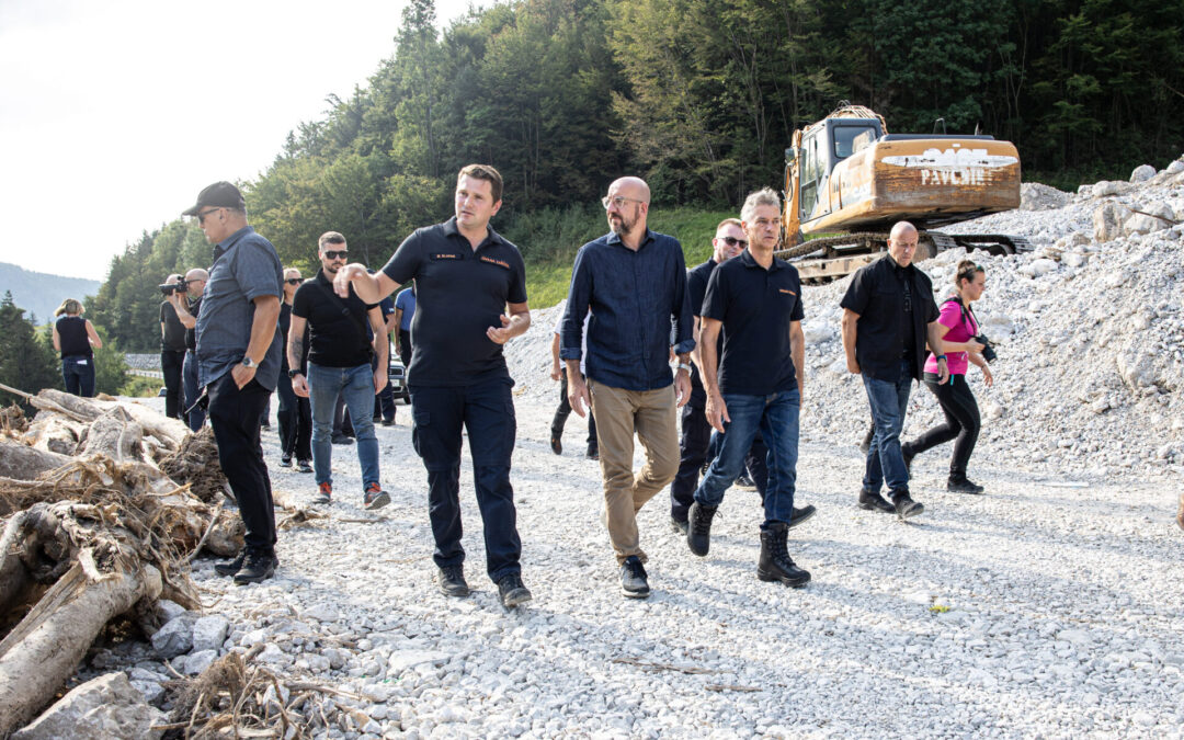 Predsednik Evropskega sveta Michel skupaj z Golobom na poplavljenih območjih v Sloveniji