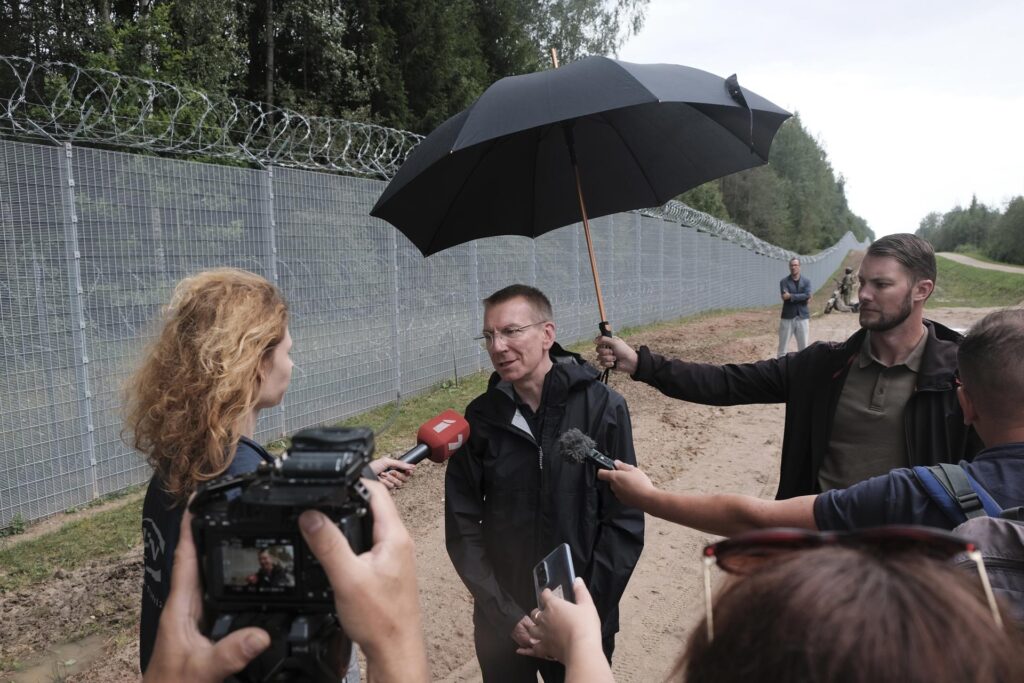 Las negociaciones entre bambalinas de los líderes de las dos principales fuerzas políticas de España para tratar de conseguir los apoyos necesarios para conseguir la investidura y formar gobierno mantiene la atención informativa a mediados de agosto, en el primer tramo de la presidencia española del Consejo de la Unión Europea. 