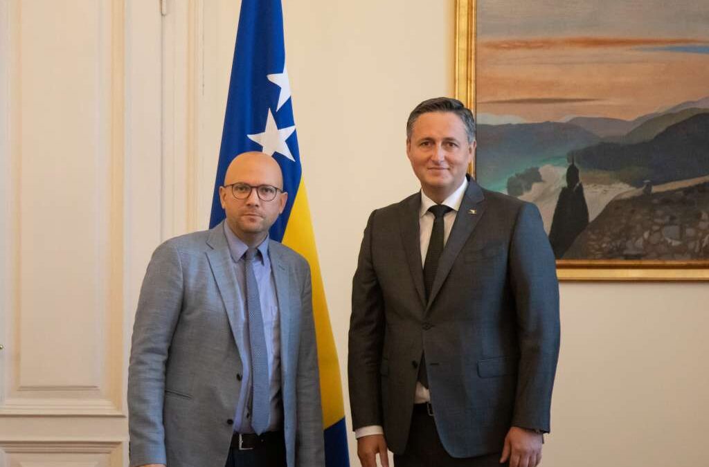 Susret člana Predsjedništva Bosne i Hercegovine Denisa Bećirovića i specijalnog izaslanika Vlade Savezne Republike Njemačke za zapadni Balkan Manuela Sarrazina. (Foto: FENA/Predsjedništvo BiH)