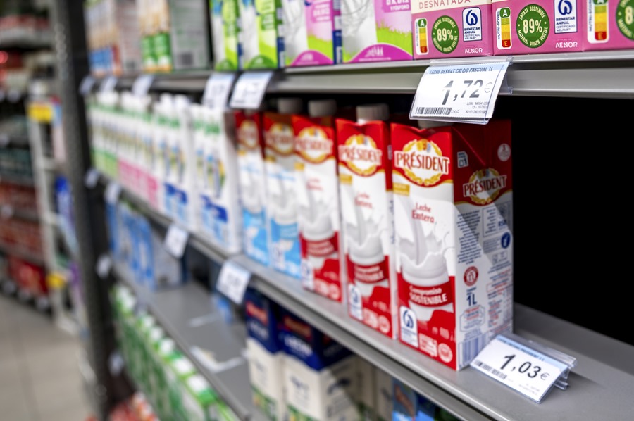 Una estantería con varias clases de leche en un supermercado, en una imagen de archivo. EFE/ Ismael Herrero