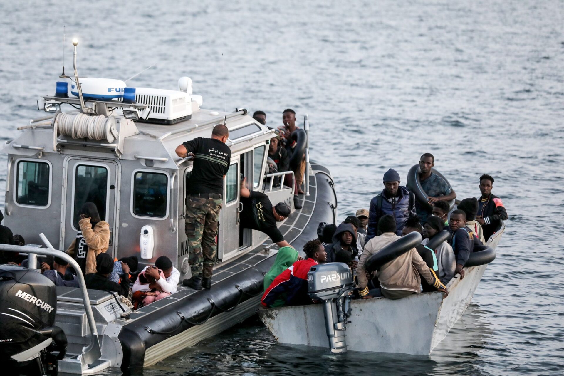 Die tunesische Küstenwache fängt kleine Boote mit Migranten ab, die versuchen, das Mittelmeer zu überqueren, und schleppt sie zurück an die Küste der südtunesischen Stadt Sfax. (zu dpa «Ärger um Migrationspakt: Tunesien lehnt EU-Finanzhilfen ab»)