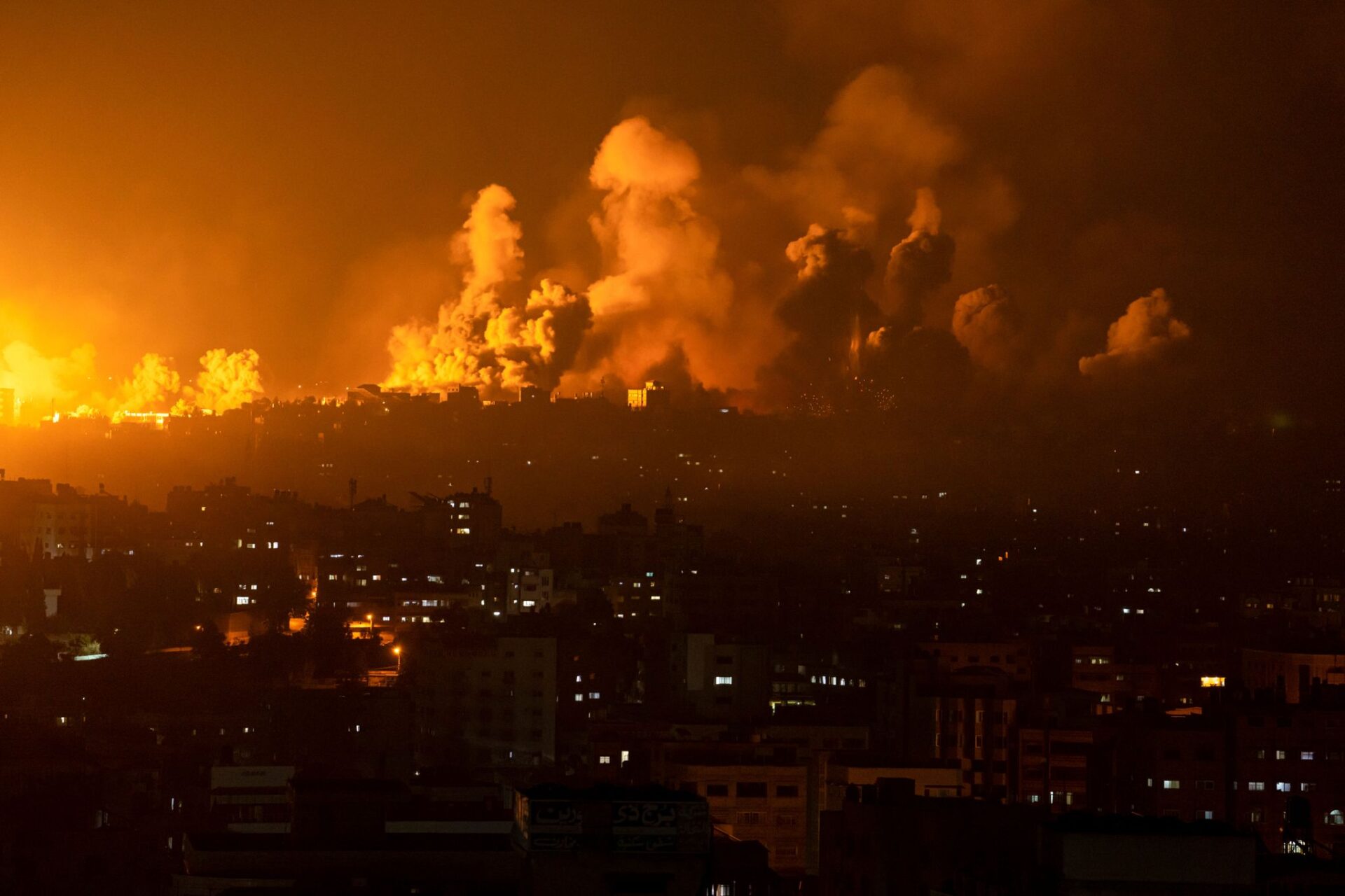 Feuer und Rauch steigen nach einem israelischen Luftangriff. Die israelische Luftwaffe hat nach den überraschenden Großangriffen militanter Palästinenser in der Nacht zum 08.10.23 weitere Ziele im Gazastreifen attackiert.