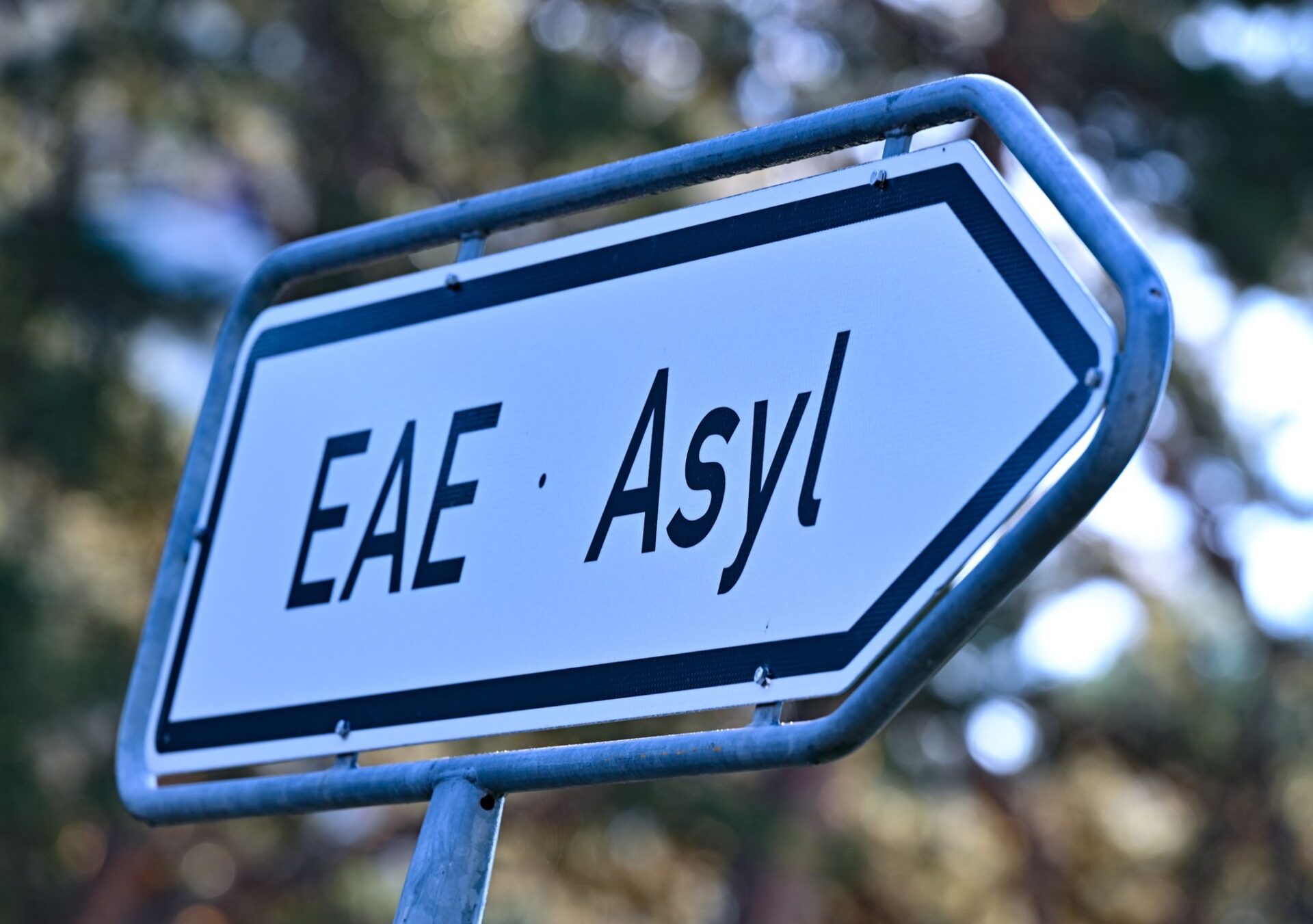 Ein Wegweiser mit der Abkürzung «EAE» und «Asyl» zur Erstaufnahme-Einrichtungen (EAE) des Landes Brandenburg in Eisenhüttenstadt. (Illustration zu dpa: "Gemeindebund zweifelt an schnellerem Asylverfahren und Bezahlkarte")