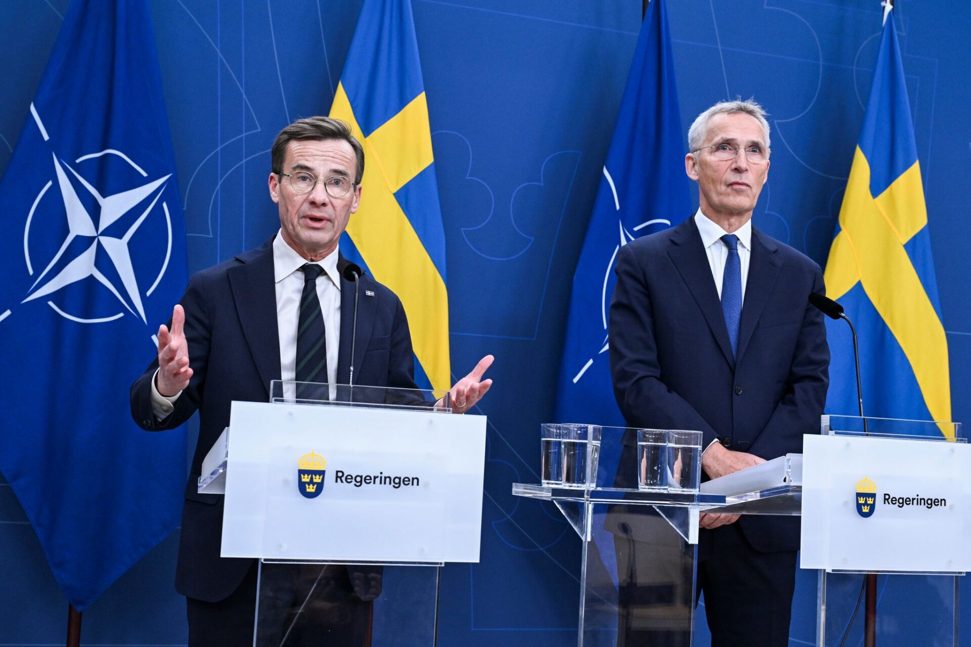 Ulf Kristersson (l), Ministerpräsident von Schweden, und Jens Stoltenberg, Nato-Generalsekretär, nehmen an einer Pressekonferenz im schwedischen Regierungssitz Rosenbad teil.