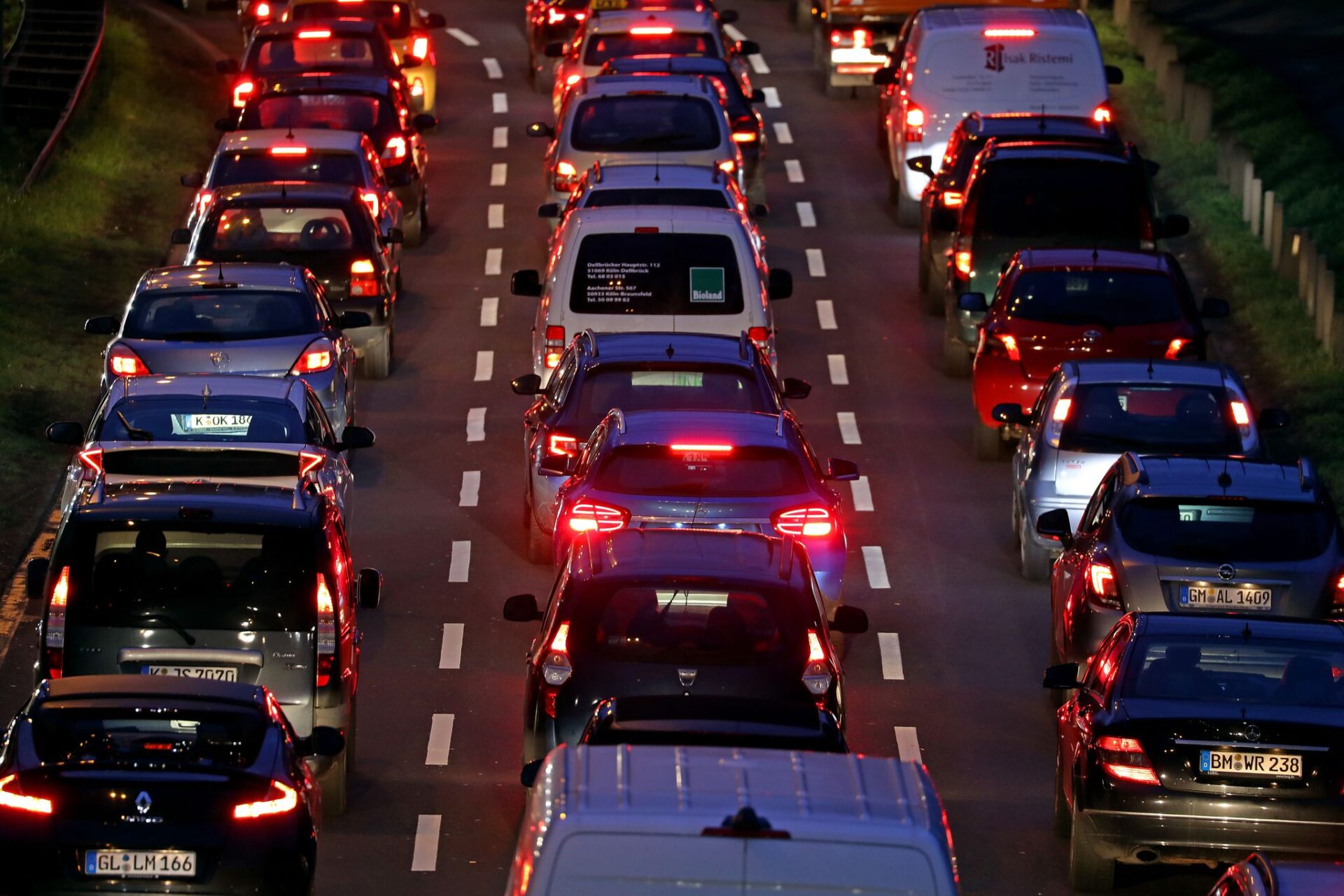 Autos stehen im morgendlichen Berufsverkehr im Stau. Die Zahl der Pendler ist in NRW gestiegen, viele von ihnen fahren mit dem Auto (zu dpa: «Pendlerland NRW: 4,9 Millionen pendeln zur Arbeit in anderen Ort»).