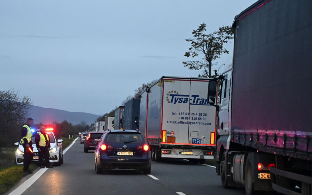 Slovenskí autodopravcovia blokujú hranice s Ukrajinou; čakajú na odpoveď EÚ