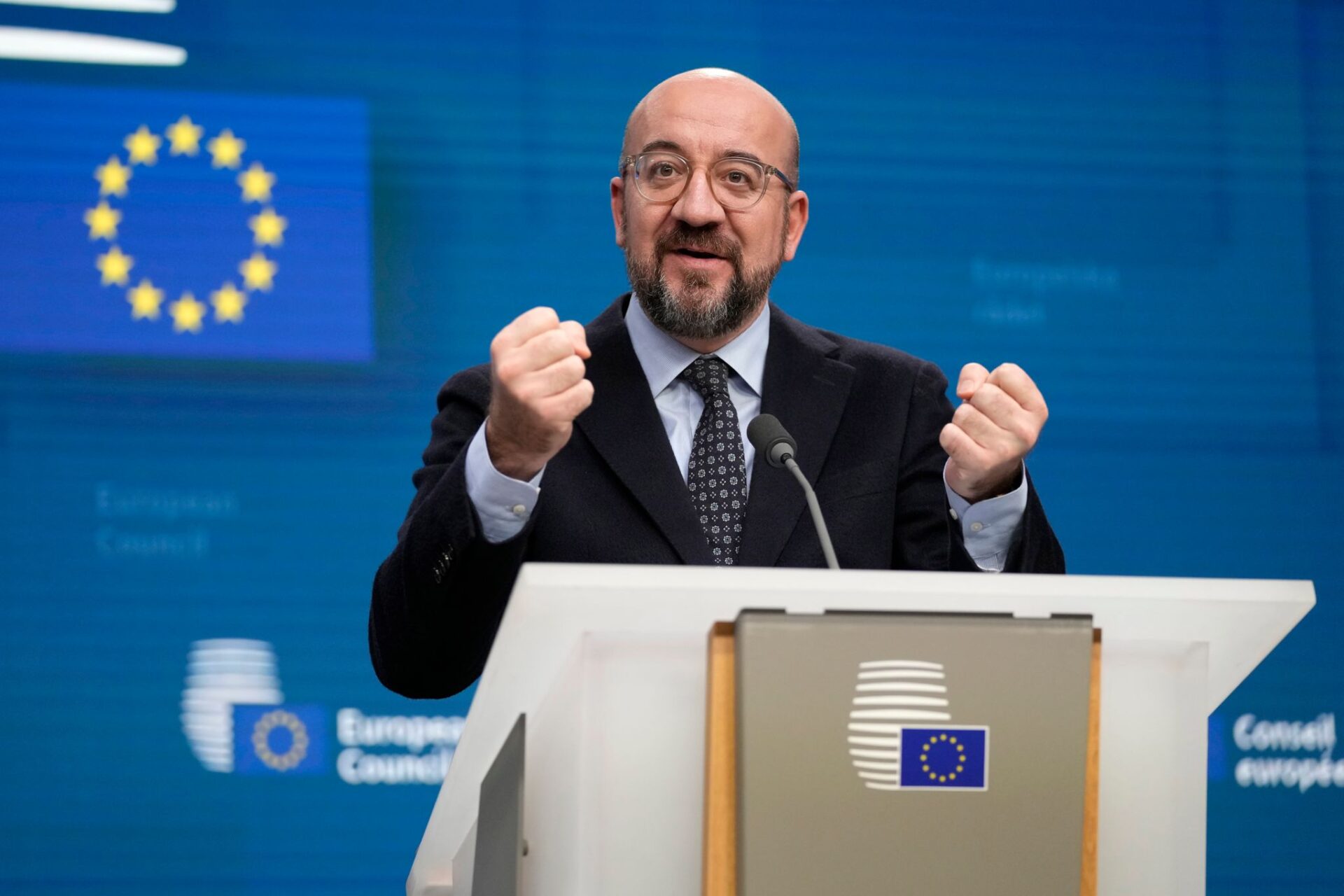 Charles Michel, Präsident des Europäischen Rates, spricht zum Abschluss eines EU-Gipfels bei einer Pressekonferenz. Die Staats- und Regierungschefs der EU haben sich am Donnerstag darauf geeinigt, EU-Beitrittsgespräche mit der Ukraine und Moldawien aufzunehmen und Georgien den Kandidatenstatus zu gewähren.