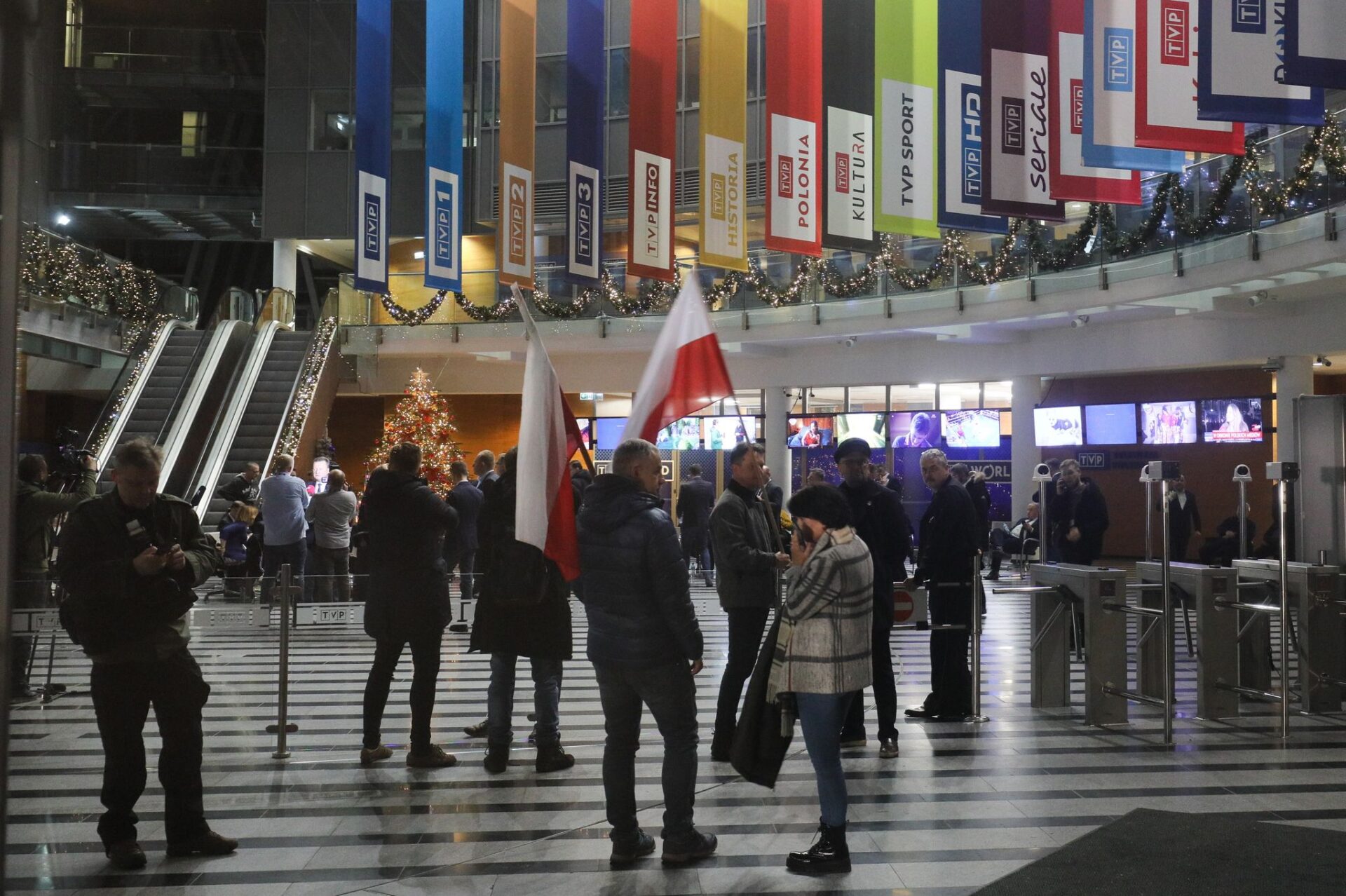 Rechts- und Justizpolitiker treffen in der Zentrale von Telewizja Polska (TVP) in Warschau ein. Die neue proeuropäische Regierung von Tusk hat mit dem Großreinemachen bei den öffentlich-rechtlichen Medien begonnen.