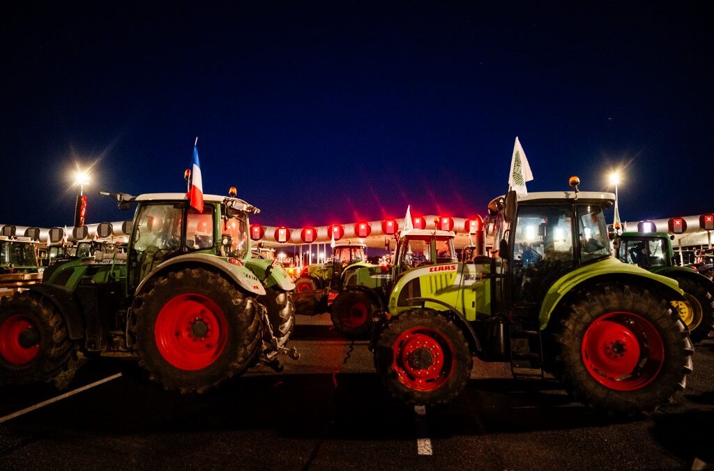 L’Europe en bref : Les agriculteurs français lèvent les barrages, provisoirement