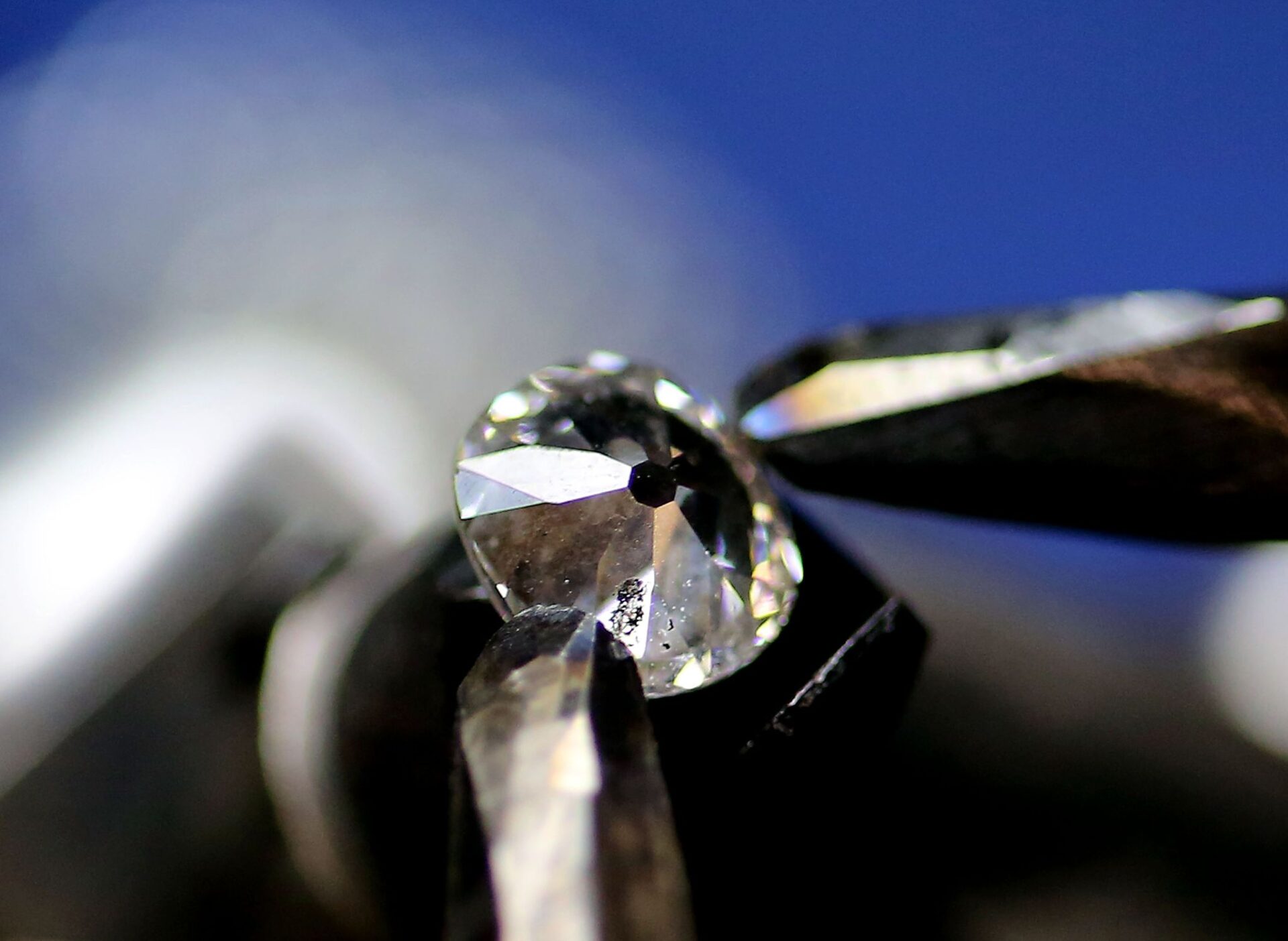 Ein Diamant wird geschliffen. Die EU-Staaten haben ein neues Paket mit Sanktionen gegen Russland beschlossen. Diamanten und Diamantschmuck aus Russland dürfen seit Beginn des neuen Jahres nicht mehr in die Europäische Union eingeführt werden. (Zu dpa "Kein Funkeln aus Russland mehr: EU-Einfuhrverbot für Diamanten gilt")