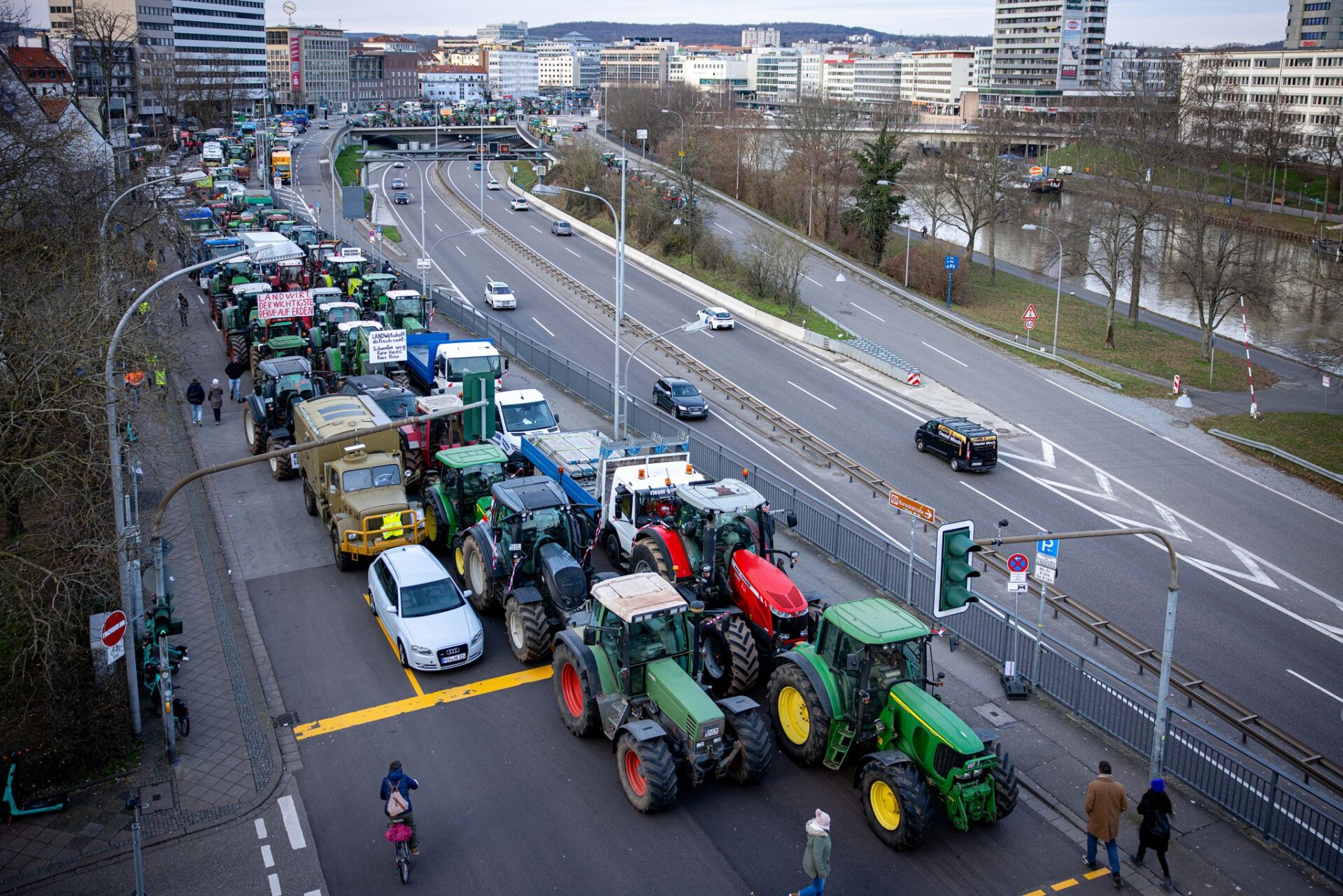Traktoren stehen am Rande der Bauernproteste auf einer Straße. Als Reaktion auf die Sparpläne der Bundesregierung hat der Bauernverband zu einer Aktionswoche mit Kundgebungen und Sternfahrten ab dem 8. Januar aufgerufen. Sie soll am 15. Januar in einer Großdemonstration in der Hauptstadt gipfeln.