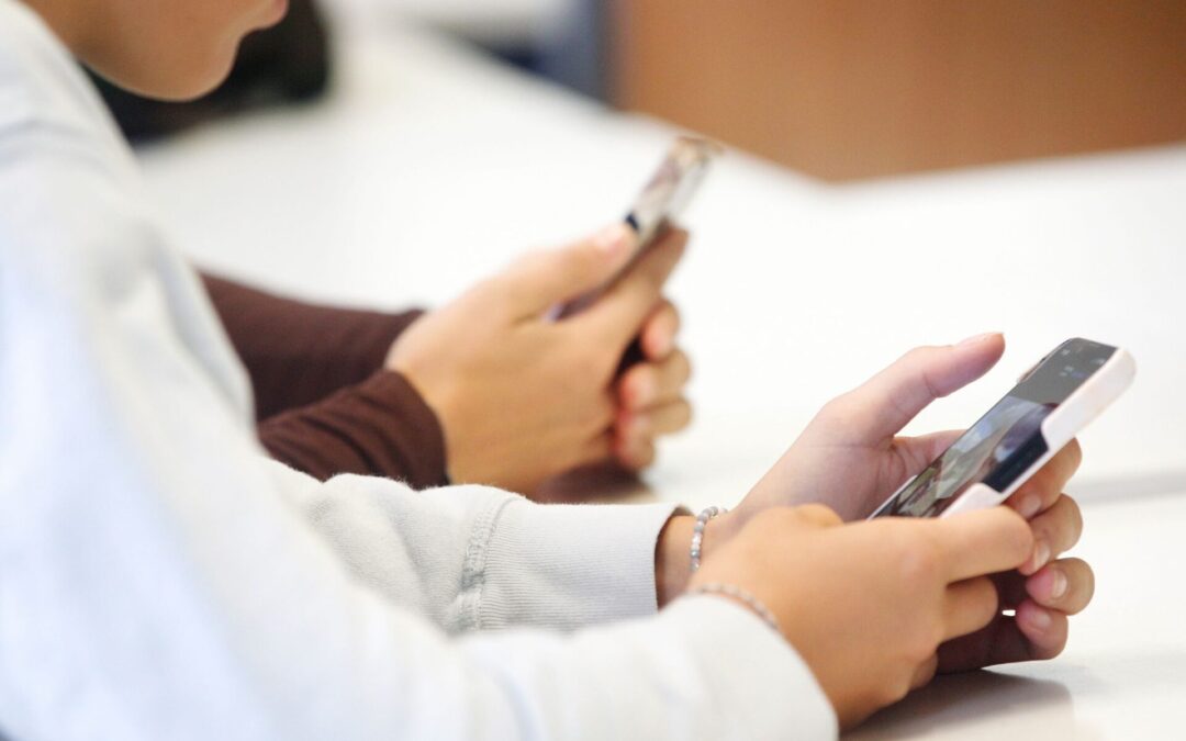 Digitaler Wandel in Europas Klassenzimmern: Handyverbote und Alterskontrollen