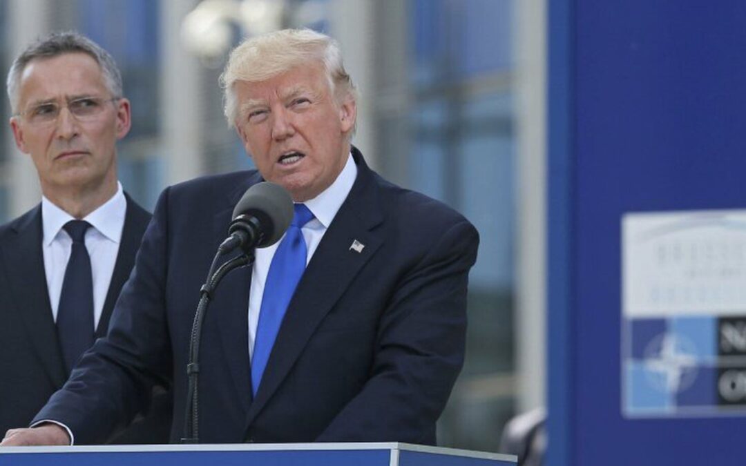 Donald Trump hace unas declaraciones en presencia de Jens Stoltenberg en 2017 durante una cumbre de la OTAN en Bruselas. Armando Babani / EFE