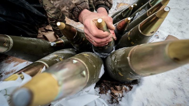 Un militar ucraniano coloca proyectiles de 155mm cerca de un obús M777 en un lugar no revelado en la región de Zaporizhia, sureste de Ucrania, el 14 de enero de 2024.EFE/EPA/KATERYNA KLOCHKO