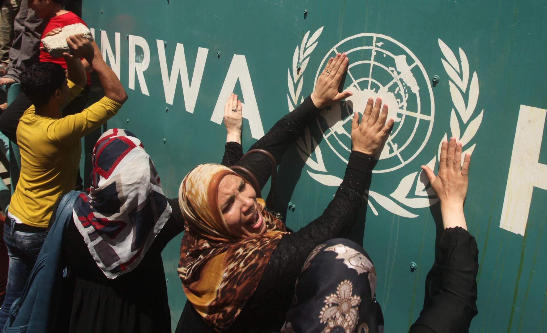 Palästinensische Anhänger der Volksfront für die Befreiung Palästinas (PFLP) nehmen an einem Protest gegen die Kürzung von Bildungsprogrammen des UNRWA teil. (zu dpa «Bericht: UNRWA-Mitarbeiter an Entführung von Israelin beteiligt»)