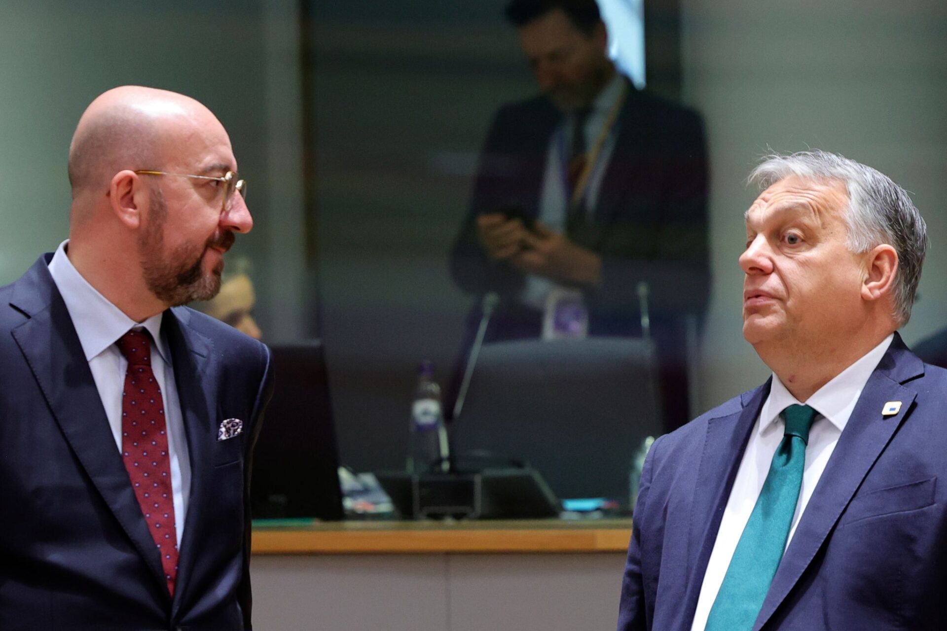 Charles Michel (l), Präsident des Europäischen Rates, spricht mit Viktor Orban, Ministerpräsident von Ungarn, während eines runden Tisches auf einem EU-Gipfel. Die Staats- und Regierungschefs der EU kommen zu einem eintägigen Gipfel zusammen, um unter anderem über neue Ukraine-Hilfen zu beraten. (zu dpa: «EU-Ratspräsident warnt vor Scheitern des Gipfels zu Ukraine-Hilfen»)