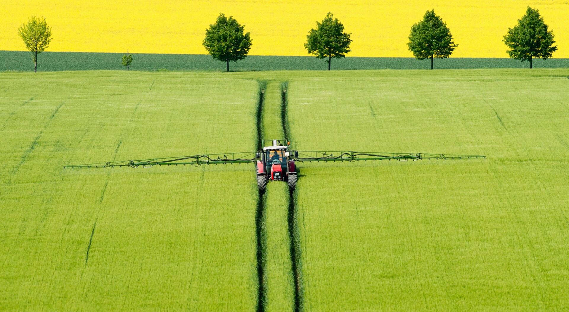 Ein Landwirt fährt mit einem Traktor über ein Gerstenfeld und versprüht Pflanzenschutzmittel. (zu dpa: «Von der Leyen will Pestizid-Vorschlag nach Bauernprotest zurückziehen»)