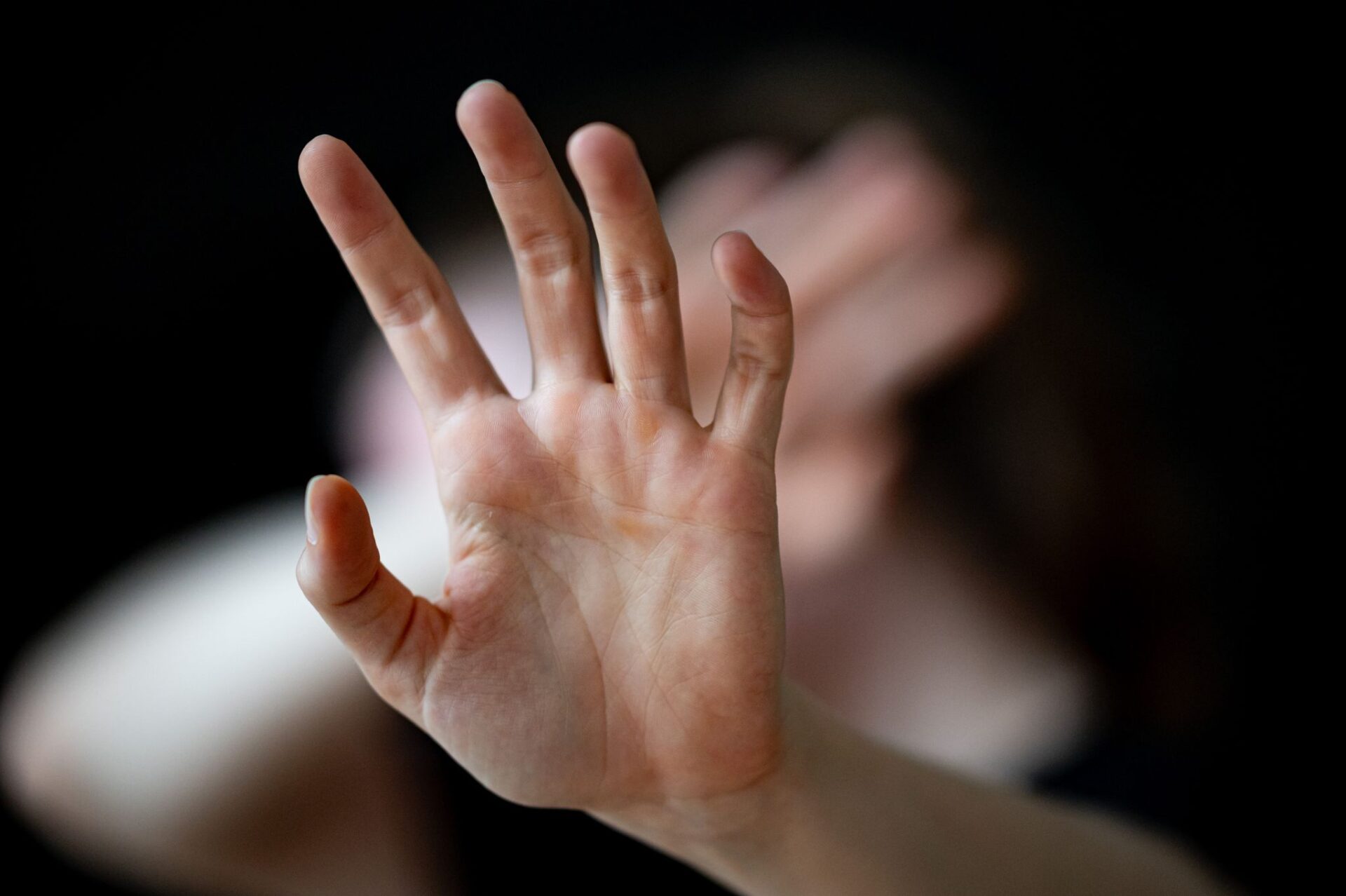 Eine Frau hält ihre Hände vor das Gesicht.  (Gestellte Szene) (zu dpa: «EU-Einigung auf schärfere Maßnahmen gegen Gewalt an Frauen»)