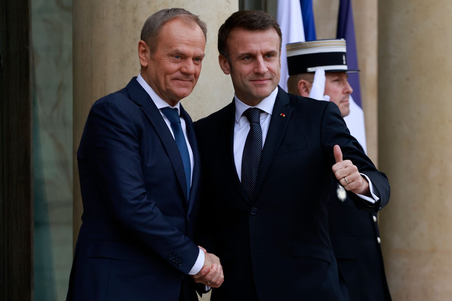 Emmanuel Macron (r), Präsident von Frankreich, empfängt Donald Tusk, Ministerpräsident von Polen, im Elysee-Palast. Polens Ministerpräsident Tusk reiste nach Paris und Berlin, um auf diplomatischer Ebene zu versuchen, wichtige Allianzen wiederherzustellen.